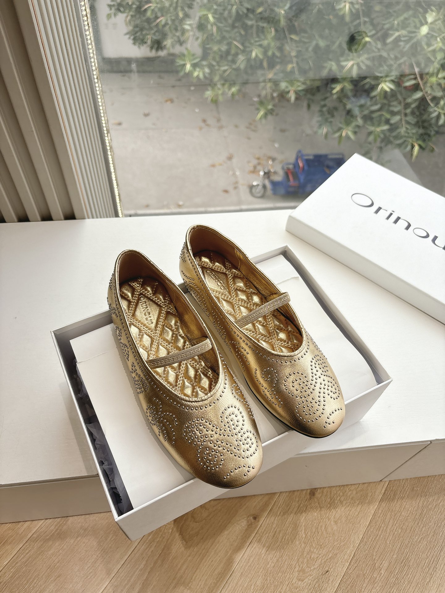 NO:438342,Orinou*25S spring and summer new style, beaded ballet grandma shoes, classic grandma shoes incorporate modern metal elements, and the upper heavy industry beads show spring and summer agile patterns, which not only have classic ballet beauty, but also adds a modern neutral style, and is round toe comfortable to wrap!  Soft leather and thin bottom are light texture, and the high elastic straps on the instep are fashionable and stable!  !  Material cowhide, inner sheep, outsole, imported from Italy, genuine leather, shoe size 35-39/40, customized, non-return, ballet shoes, cowhide, Leather soles19860909Orinou*25S春夏新款 钉珠芭蕾奶奶鞋经典奶奶鞋融入现代金属元素,鞋面重工钉珠展现春夏灵动图案,既有古典芭蕾美,又添现代中性风,圆润鞋头舒适包裹！软皮薄底轻盈质感,脚背高弹绑带时尚又稳固！！ 材质牛皮 内里羊里 大底意大利进口真皮大底 鞋码35-39/40定制不退换,芭蕾舞鞋,cowhide,Leather soles,Women's Shoes