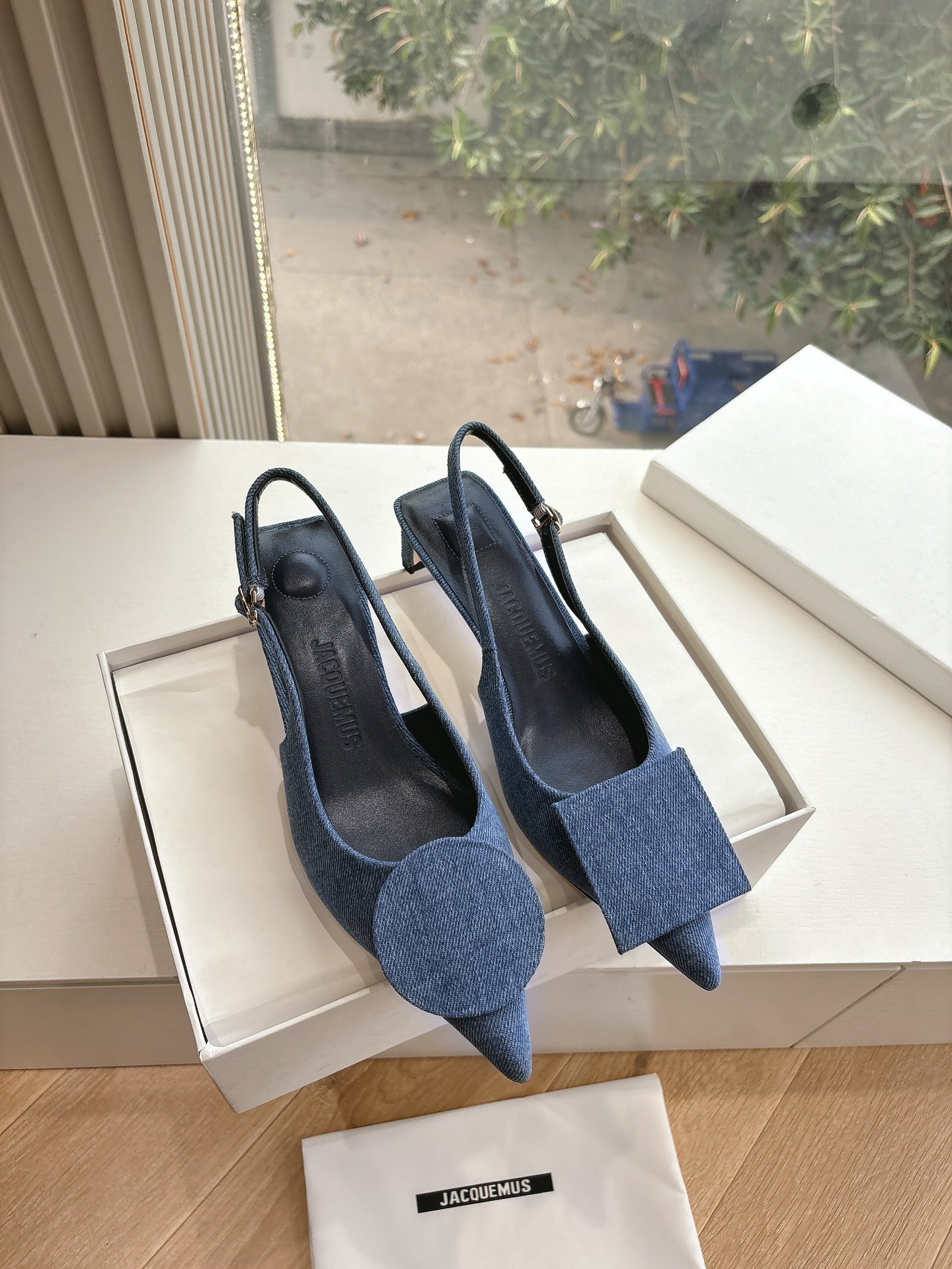 NO:438348,JACOUEMU*25s latest style square and round hollow cat heel sandals. The unique square and round buckle design emphasizes a round sky and place, with the meaning of ancient and happy, symbolizing the world and the world. This design is moved to the shoes, unique and eye-catching, showing the elegant quality. The thin and short heels and comfortable shoe shapes make you confident and calm every step!  Whether it is commuting or gathering, it is a brilliant choice!  !  Material cowhide, inner sheep, outsole, imported from Italy, genuine leather, shoe size 35-39/40 41 customized, sandals, sandals, cowhide, Leather soles19860909JACOUEMU*25s最新款 方圆主义后空猫跟凉鞋 独特的方圆扣设计,讲究一个天圆地方,具有古代美满的寓意,象征天地天圆地方,将这种设计运动到鞋子上,别致吸睛,尽显优雅品质,细矮跟与舒适的鞋型,让你每一步都自信从容！无论是通勤还是聚会,皆为亮眼之选！！ 材质牛皮 内里羊里 大底意大利进口真皮大底 鞋码35-39/40 41定制不退换,凉鞋,sandals,cowhide,Leather soles,Women's Shoes