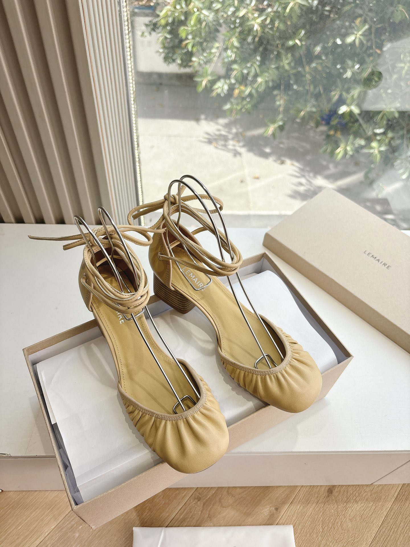 NO:438354,LEMAI*25SS spring and summer new model top version strap hollow ballet sandals This summer I announced that lemair has won, and gold products are frequently released!  Each one made my eyes shine!  This one has been a little hit since its debut!  The exquisite upper shrinks texture, like tightening the hem of the ballet skirt that blooms under the waist!  Elegant and mysterious!  Beautiful and noble!  The lambskin is soft and delicate!  Band straps and diy your own style!  Who knows the main thing!  I want to steal their palette!  Every color is so good at grasping me!  Little goose yellow and blue and gray!  Low saturation is very low-key to set off!  Very beautiful!  !  !  Material cowhide, Neli, sheepskin, Italian imported genuine leather sole, shoe size 35-39/40 customized, sandals, sandals, skirts, cowhide, sheepskin, Leather soles19860909LEMAI*25SS春夏新款 顶级版本 绑带中空芭蕾凉鞋 这个夏天我宣布lemair赢了,金品频出！每一款都让我眼前一亮又一亮！这款自秀场亮相后就小爆了一次！精致的鞋面收缩质感,像收紧腰肢下绽放的芭蕾裙摆！优雅神秘！美丽高贵！小羊皮柔软细腻！绑带自行diy自己的风格！主要是谁懂！我想去偷他们的调色盘！每一个颜色都那么会拿捏我！小鹅黄还有蓝灰色！低饱和度非常低调的衬托着！美死了！！！ 材质牛皮 内里羊里 大底意大利进口真皮大底 鞋码35-39/40定制不退换,凉鞋,sandals,skirts,cowhide,sheepskin,Leather soles,Women's Shoes