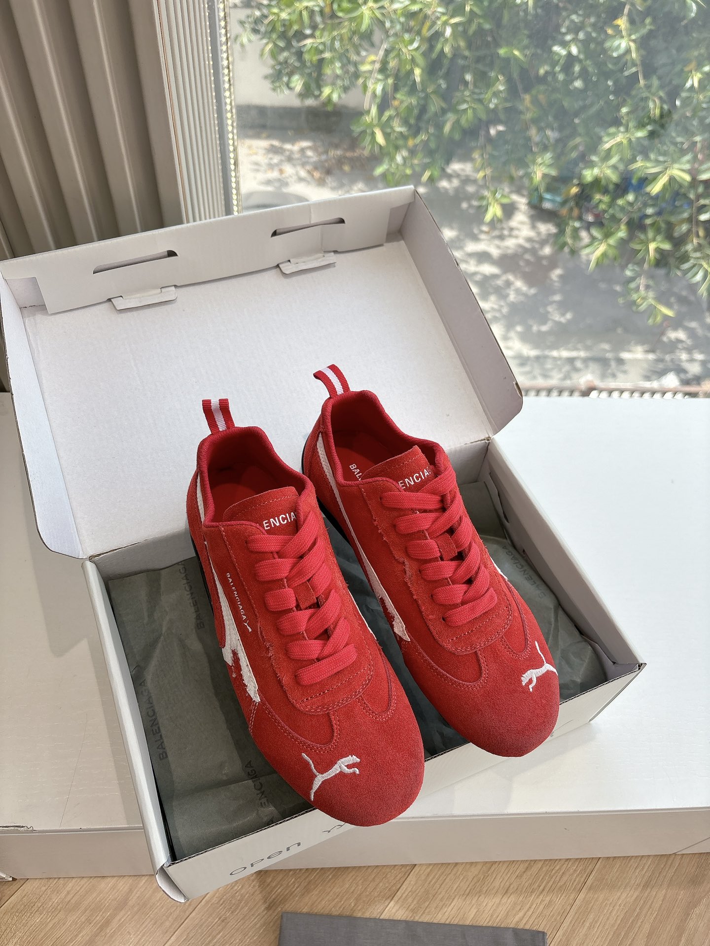 NO:266286,G079 WYSIWYG Puma Ultrasoft Speedcats Couple sneakers use a soft and non-fixed upper. The design originated from the 2025 spring and summer series of Balenciaga. Balenciaga and Puma collaborated to launch an upgraded version of Speedcat sneakers. This sneaker was originally released in 1999 and is now made of old suede. All structural elements of the upper create a flexible sock-style fit, while retaining the originally light and flexible flat design. To put it bluntly, you don’t say that this is a co-branded model with Balenciaga. I thought Puma is also sold so expensive now. The fabric is imported matte, the inner lining is original, the inner lining size is 35-40 (40 custom made without return)  #Men 39-45 (45 custom made without return), casual shoes/sports shoes, balenciaga, balenciaga, sneakers19860909G079所见即所得彪马（Puma）Ultrasoft Speedcats 情侣款运动鞋采用柔软且无固定结构的鞋面,该设计源自巴黎世家（Balenciaga）2025年春夏季系列 巴黎世家与彪马的合作推出了Speedcat运动鞋的升级版.这款运动鞋最初于1999年发布,如今采用做旧绒面革制作 鞋面的所有结构元素打造出灵活的袜套式贴合感,同时保留了原本轻薄、灵活的平底设计. 说白了你不说这是和巴黎世家联名款,我以为彪马现在也卖这么贵 面料进口磨砂 内里原版内里 尺码女35-40（40订做不退换） #男39-45（45订做不退换）,休闲鞋/运动鞋,balenciaga,balenciaga,sneakers,Women's Shoes