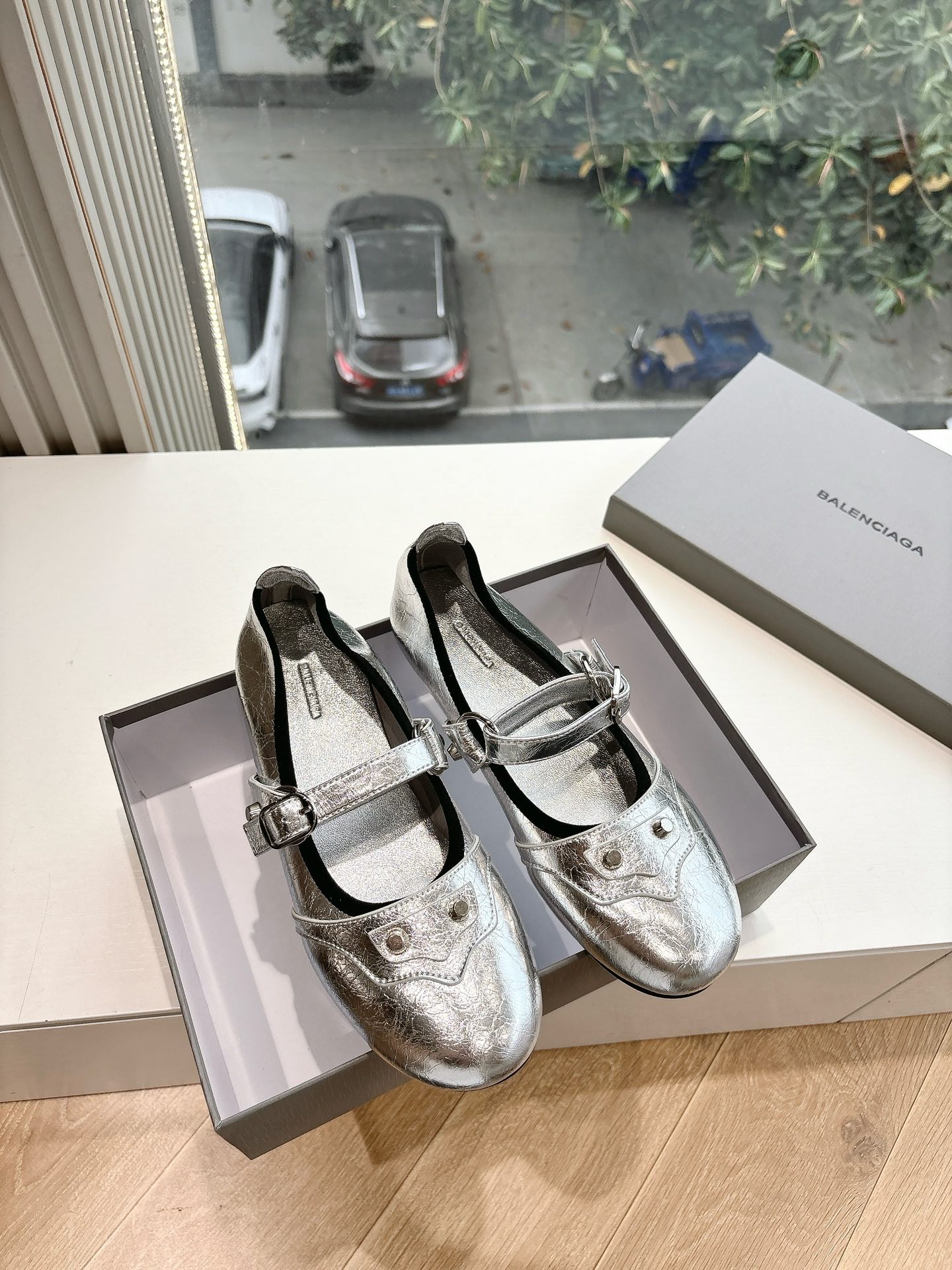 NO:438336,Balenciag*25s spring and summer new ballet shoes Balenciag are very classic rivet design, the kitten heel is very sexy, and the wild self with rivets!  It is full of unruly style, with the special natural patterns on the inner upper clear and delicate, and has a natural beauty!  It's very feminine to wear!  The new colors are also very beautiful!  Material butter leather Neli beef, outsole imported from Italy genuine leather sole Shoe size 35-39/40 41 Customized non-return, ballet shoes, balenciaga, balenciaga, Leather soles19860909Balenciag*25s春夏新款芭蕾舞鞋巴黎世家非常经典的铆钉设计,小猫跟非常性感,搭配铆钉的狂野自我！不羁风格满满,内里鞋面的特殊天然纹路清晰细腻,有一种自然美感！上脚特别有女人味！上新的新色搭配也都非常好看！ 材质牛油皮 内里牛里 大底意大利进口真皮大底 鞋码35-39/40 41定制不退换,芭蕾舞鞋,balenciaga,balenciaga,Leather soles,Women's Shoes