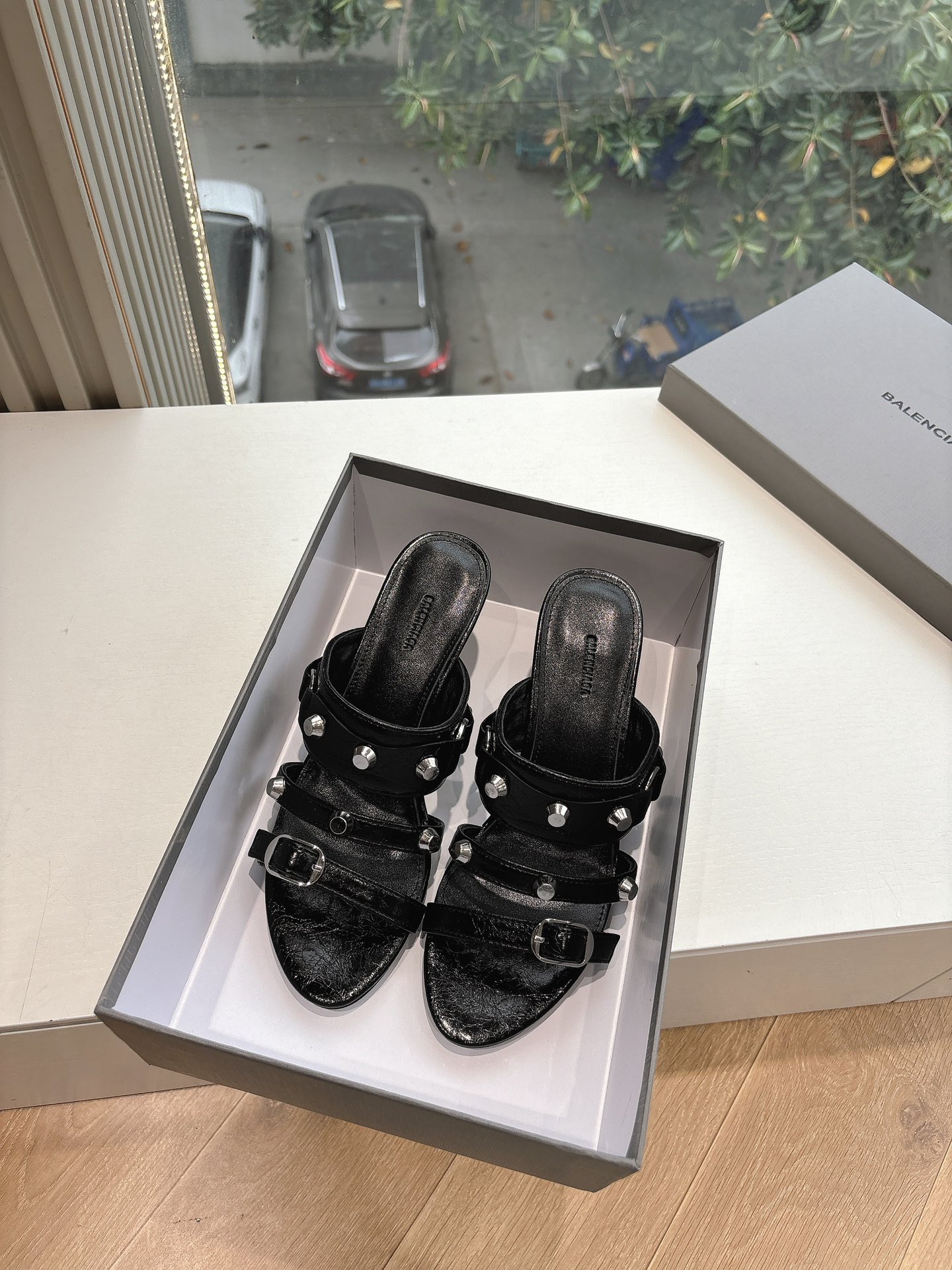 NO:266327,G213 WYSIWYG Balenciag*25s Spring and Summer New Rivet Three-Strip High Heel Sandals Balenciaga Very classic rivet design, kitten heel is very sexy, matched with rivets with wild self!  It is full of unruly style, with the special natural patterns on the inner upper clear and delicate, and has a natural beauty!  It's very feminine to wear!  The new colors are also very beautiful!  Material butter leather Neli beef, outsole imported from Italy genuine leather sole Shoe size 35-39/40 41 Customized non-return and exchange, high heels slippers, balenciaga, balenciaga, sandals, high heels, slippers, Leather soles19860909G213所见即所得Balenciag*25s春夏新款 铆钉三带高跟凉鞋巴黎世家非常经典的铆钉设计,小猫跟非常性感,搭配铆钉的狂野自我！不羁风格满满,内里鞋面的特殊天然纹路清晰细腻,有一种自然美感！上脚特别有女人味！上新的新色搭配也都非常好看！ 材质牛油皮 内里牛里 大底意大利进口真皮大底 鞋码35-39/40 41定制不退换,高跟鞋拖鞋,balenciaga,balenciaga,sandals,high heels,slippers,Leather soles,Women's Shoes