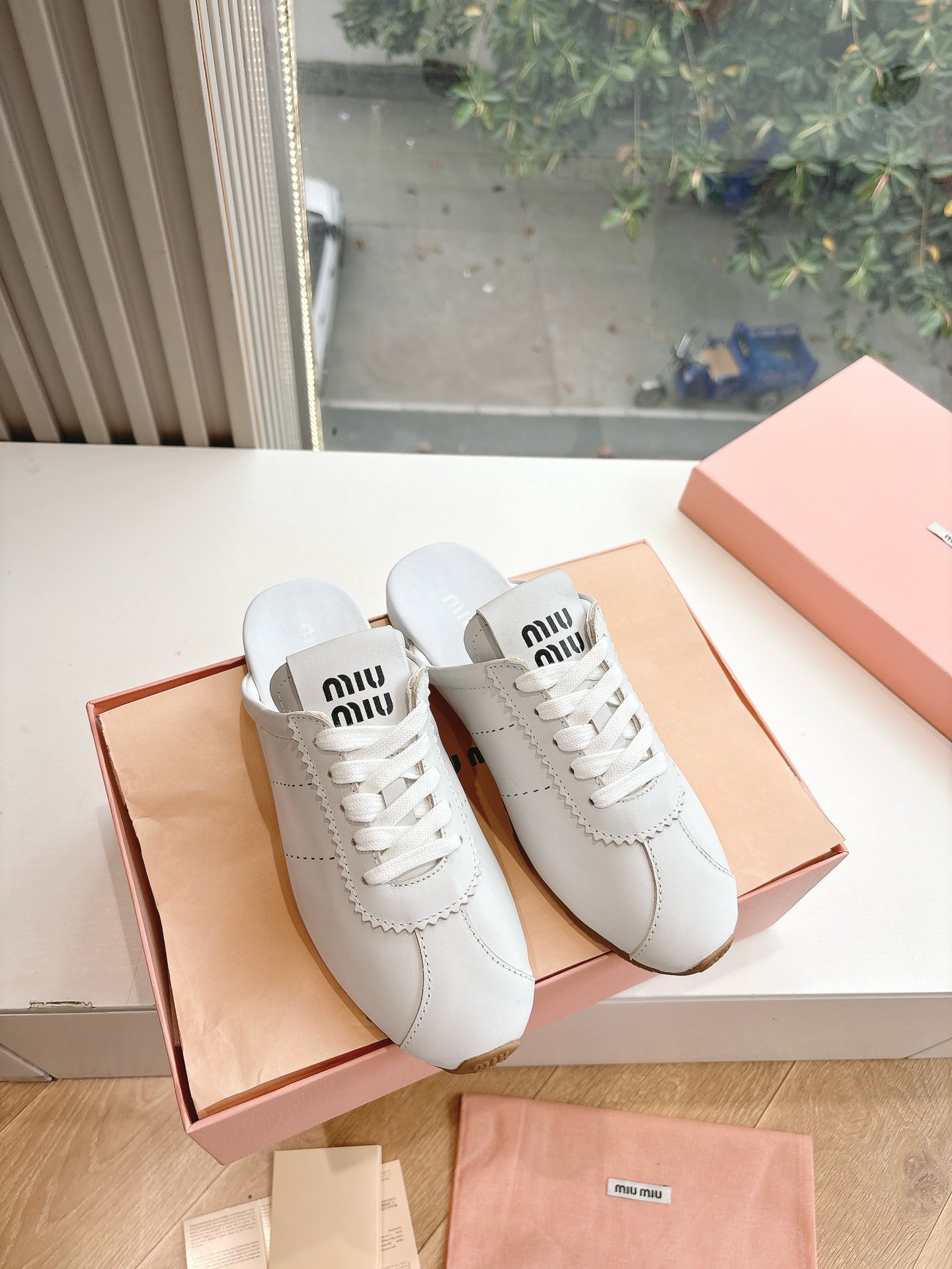 NO:406578,G024 In stock, what you see is what you get. Upgraded original mold opening. Correct version of MiuMiu 25ss Spring and summer new style cookie shoes Forrest Gump shoes casual sneakers Miumiu latest popular Mary Jane Velcro single shoes avant-garde and bold design. Miu Miu style is integrated with the simple lines of this thick-soled canvas sneaker. The chic logo is decorated on the tongue and back of the shoe, embellishing the retro design, adding iconic elements!  Thick sole design defines avant-garde modern style. Original frosted leather. Inner lining. Original inner lining. Original mold opening. Correct sole. Size#35-40 (40. Customized without return or exchange), casual shoes/sports shoes, miumiu, mary jane, sneakers.19860909G024现货供应所见即所得 升级原版开模 正确版MiuMiu 缪缪 25ss 春夏新款 饼干鞋 阿甘鞋休闲运动鞋miumiu最新爆款玛丽珍魔术贴单鞋前卫大胆的设计,Miu Miu风格融于此款厚底帆布运动鞋的简约线条,别致徽标饰于鞋舌与背面,点缀复古设计,平添标志性元素！厚底设计定义前卫的现代风格 面料原版磨砂皮 内里原版内里 鞋底原版开模正确鞋底 Size#35-40（40.定制不退换）,休闲鞋/运动鞋,miumiu,mary jane,sneakers,Women's Shoes