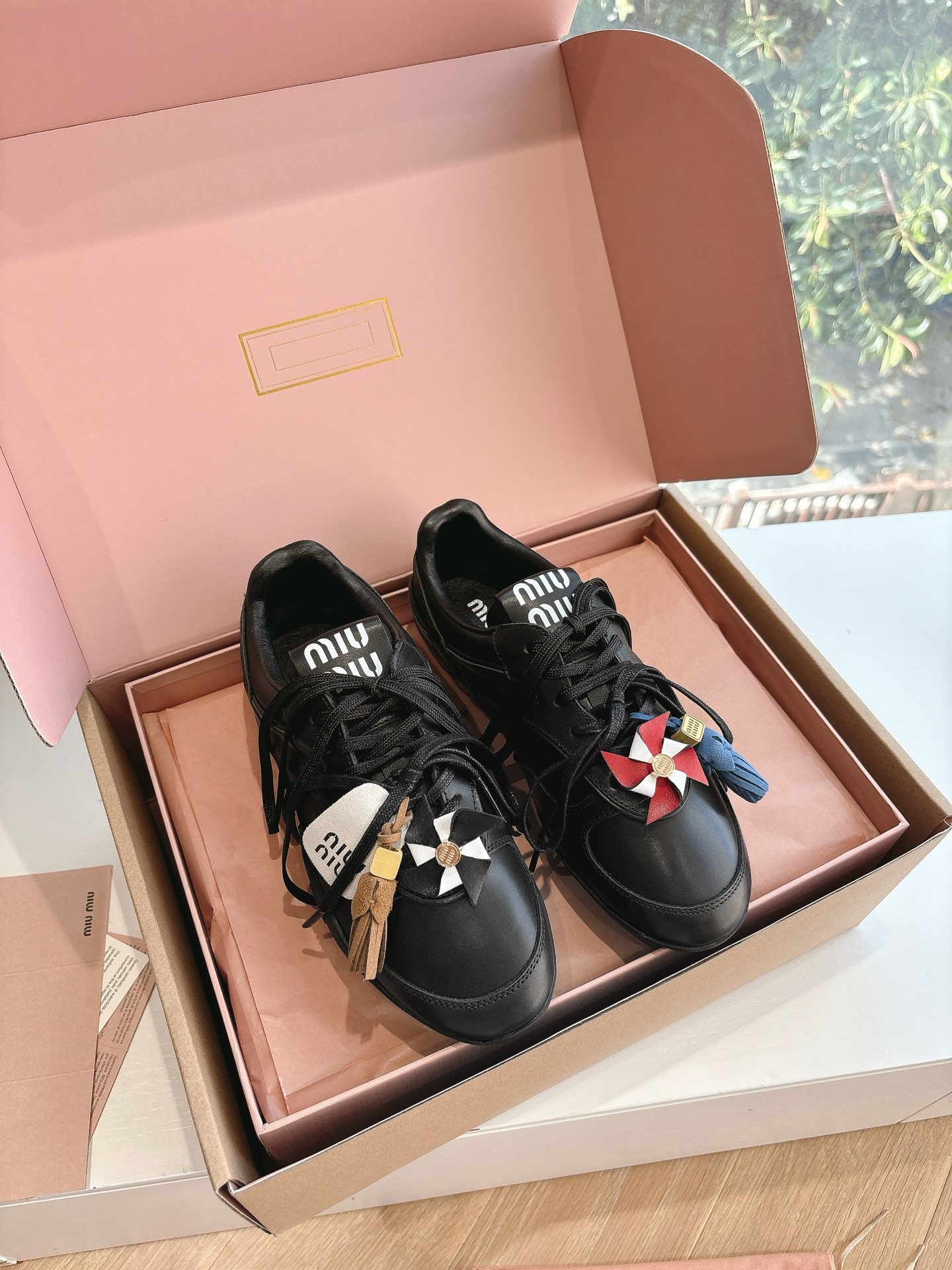 NO:406590,G086 What to see is what to get top MIUMIU｜Mu Miu 25s new couple style contrasting color mesh casual moral training shoes Miu Miu Miu This pair of sneakers that were released on the show in the world has been launched. It is simple and casual and unruly, and can reflect the beauty of tannins. The whole pair of shoes is simple and fashionable, and it is very light and versatile!  Fabric: Snake-printed calfskin/breathable mesh fabric Inner: Sheepskin inner lining + technology cloth footbed Original open mold rubber sole Size: Women 35-40, men 39-45 (women 40, men 45 customized) 39.40 Order Notes for Men and Women Size, Casual Shoes/Sports Shoes, Miumiu, Sneakers, cowhide, sheepskin19860909G086所见即所得顶级MIUMIU｜缪缪25s新品情侣款撞色网布休闲德训鞋 Miu Miu 缪缪大秀上爆出的这双球鞋 后全球各大代购官网火爆上市. 简单很随意不羁又能体现单宁美感,整双鞋子设计简约时尚,上脚非常轻便 百搭！ 面料: 蛇纹压印小牛皮/透气网布 内里: 羊皮内里+科技布垫脚 原版开模橡胶大底 Size:女35-40、男39-45（女40、男45订做）39.40下单备注男女码,休闲鞋/运动鞋,miumiu,sneakers,cowhide,sheepskin,Women's Shoes
