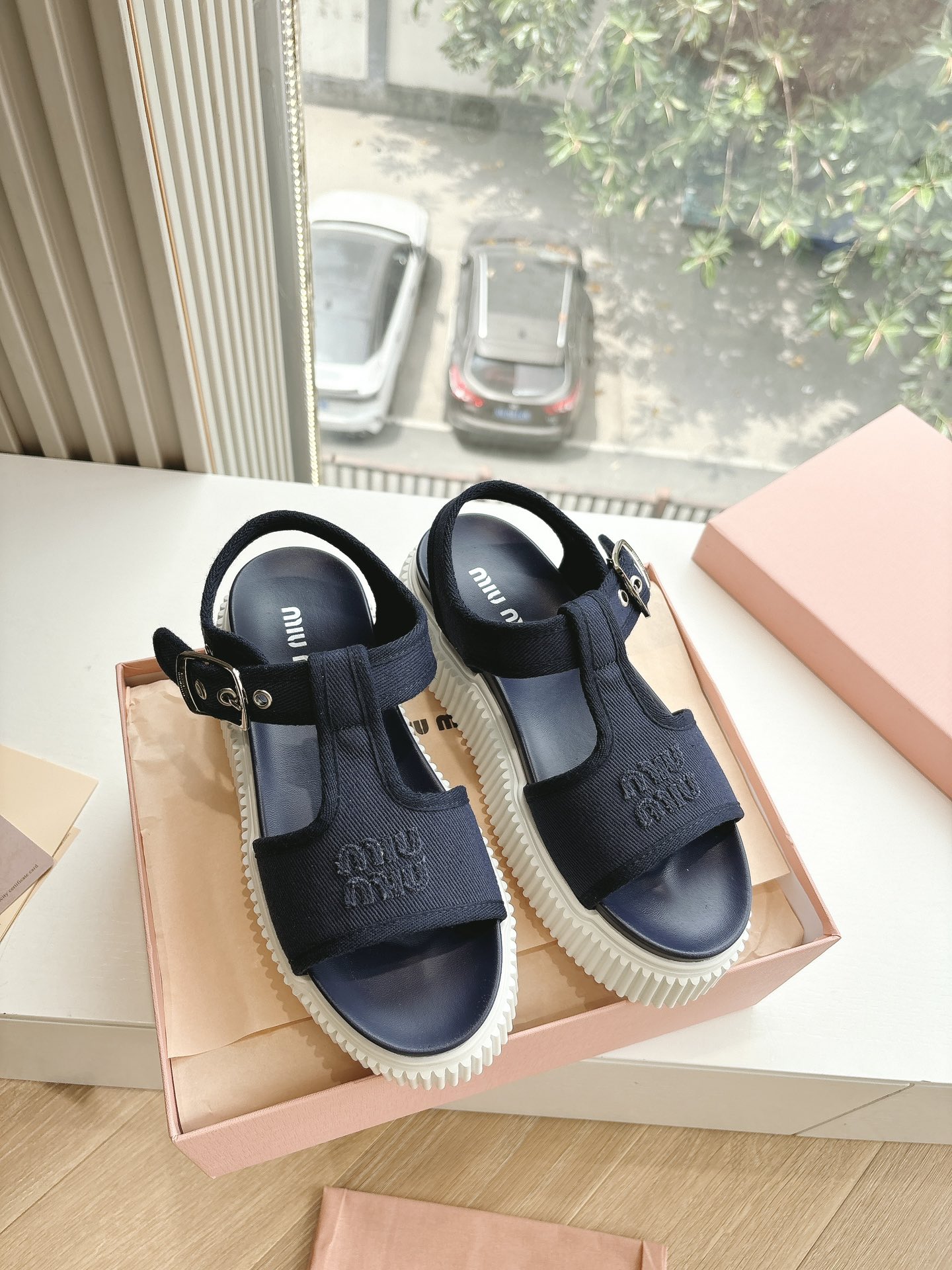 NO:262325,(Top version) Miu Miu 25s new sponge cake sandals Miu Miu The official websites of major purchasing agents around the world that were released on the show are very popular. They are simple and casual and unruly, and can reflect the beauty of tannins. The whole pair of shoes is simple and fashionable, and the feet are very light and versatile!  Fabric: cloth lining: sheepskin lining original sole Size: women 35-40, (40 customization, no return or replacement), sandals, miumiu, sandals, sheepskin19860909（顶级版本） 缪缪25s新品松糕底凉鞋Miu Miu 缪缪大秀上爆出的全球各大代购官网火爆上市.简单很随意不羁又能体现单宁美感,整双鞋子设计简约时尚,上脚非常轻便 百搭！ 面料: 布面 内里: 羊皮内里 鞋底原版鞋底 Size:女35-40、(40定制不退不换),凉鞋,miumiu,sandals,sheepskin,Women's Shoes