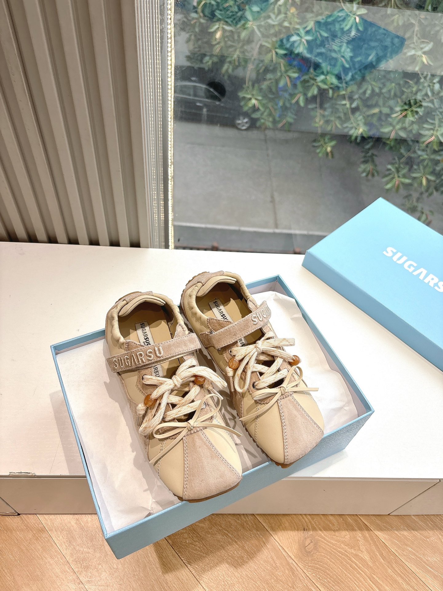 NO:262329,(Top version) SUGARSU 25SS retro age-reducing color-blocking model, four colors available. The upper buckle embellishes the side of the shoe, which is extra eye-catching. The playful tilted head last design combines SUGARSU wavy lines, trendy and fashionable~ The details of the shoe also incorporate the popular vacation-style shell elements for 25 years. It turns into shell pattern bean sole and chooses a rubber molded sole, which is light and fashionable. And it is scheming to hide and increase the height, and the total height inside and outside is about 3 cm. The wrinkled structure of the shoe mouth needs to be hand-sewn, so it is soft and comfortable to wear. The upper cowhide inner lipili size 35-40 (40 custom-made, no return or replacement), ballet shoes, cowhide19860909（顶级版本） SUGARSU 25SS 复古减龄拼色款 四色可选 鞋面搭扣点缀鞋侧,额外吸睛,俏皮的歪头楦型设计结合了 SUGARSU 波浪线条,潮流且时髦~ 鞋款细节也融入了25年流行的度假风贝壳元素,化为贝壳纹豆豆鞋底底材选择了橡胶成型底,轻盈且时髦.并且心机的做了隐藏增高,内外合计约增高3厘米.鞋口抽皱结构需要手工缝制,穿着体验柔软舒 鞋面牛皮 内里皮里 尺码35-40（40定制不退不换),芭蕾舞鞋,cowhide,Women's Shoes