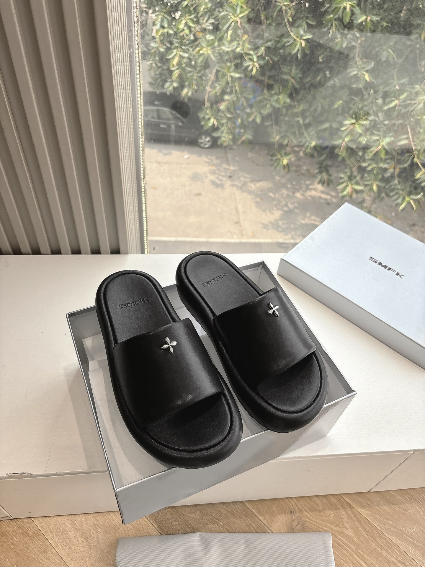 NO:262328,(Top version) SMFK Cross Bread Slippers 2025 Early Spring New Thick-soled Slippers Counter Out of Stock King, the heart-warming texture is full at first glance, the foot is invincible and can be used to close your eyes, one of the very fashionable items. Many internet celebrity bloggers and celebrities wear SMFK sneakers. The more you look at it, the more you look, the more you look, the more you look, the more you look, the more you look, the more you look, the more you look, the more you look, the sole is super versatile. Fabric original cowhide material, inner sheepskin, original molded sole, size 35-39# (40# custom made without return and exchange), slippers, sneakers, slippers, cowhide, sheepskin19860909（顶级版本） SMFK十字面包拖鞋2025早春新款厚底运动鞋专柜断货王,一眼心动质感拉满,上脚无敌增高,闭眼可入,非常时髦的单品之一超多网红博主、明星都穿SMFK的运动鞋,真的是越看越上头超级百搭 面料原版牛皮材质 内里羊皮 鞋底原版开模鞋底 码数35-39#（40#订做不退换）,拖鞋,sneakers,slippers,cowhide,sheepskin,Women's Shoes