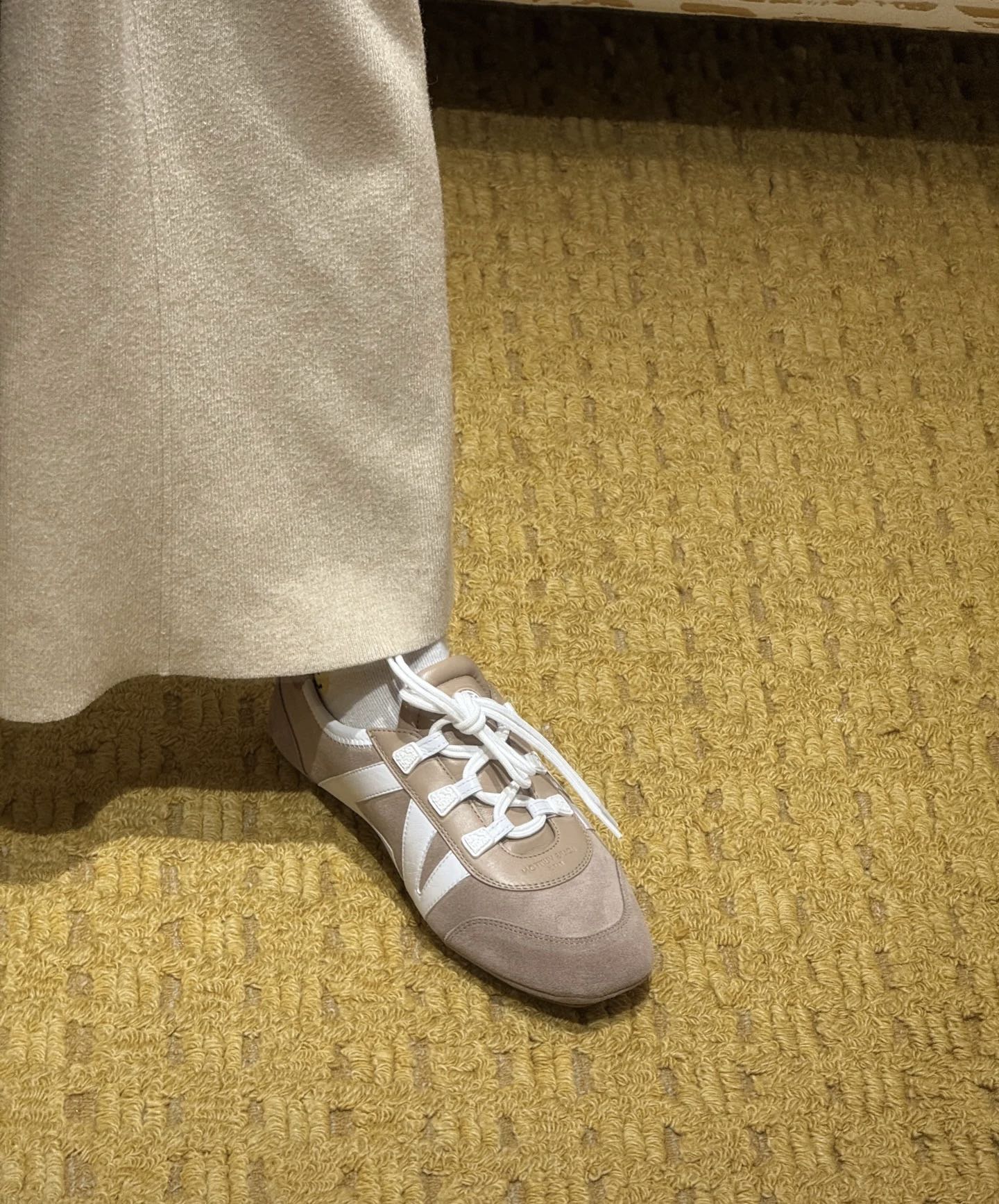 NO:406594,The G000 WYSIWYG LV Footprint Soccer ballet sneakers, unveiled on the first football-inspired runway designed by Pharrell Williams, is finally available at the end of this month. The model itself is rather sturdy, with a lace calfskin on the upper and a padded rubber outsole while still maintaining the outstanding code of Vaderton. The “LVERSUNITED” icon meets the double-slit LV letters and comes in five colors “Black”, “White”, “Blue”, “Red” and “Forest Green” Notably, the label and interrelated logo and floral logo patterns are stretched to create a five-toe footprint on the sole so that the wearer can leave a subtle LV seal on the soft ground; fabric original cowhide inner lining  Sole original sole size 35-45 (39.40 order note for men and women) 45 customization without return or exchange, casual shoes/sports shoes, louis vuitton, versace, sneakers, cowhide19860909G000所见即所得2025年春夏秀场上推出的 LV Footprint Soccer 芭蕾运动鞋是 Pharrell Williams 设计的第一款以足球为灵感的运跑道上揭幕,终于在本月底上架了. 该模型本身相当坚固,鞋面有花边小牛皮和衬垫橡胶外底,同时仍然保持了威登的杰出代码. “LVERSUNITED”图标与双缝LV 字母相遇,有五种颜色“黑色”、“白色”、“蓝色”、“红色”和“森林绿色”值得注意的是,标签和相互关联的标志和花卉标志图案被拉伸,在鞋底上创造一个五脚趾脚印,以便佩戴者可以在柔软的地面上留下微妙的LV印章； 面料原版牛皮 内里原版内里 鞋底原版鞋底 尺码35-45(39.40下单备注男女)45定制不退不换,休闲鞋/运动鞋,louis vuitton,versace,sneakers,cowhide,Women's Shoes