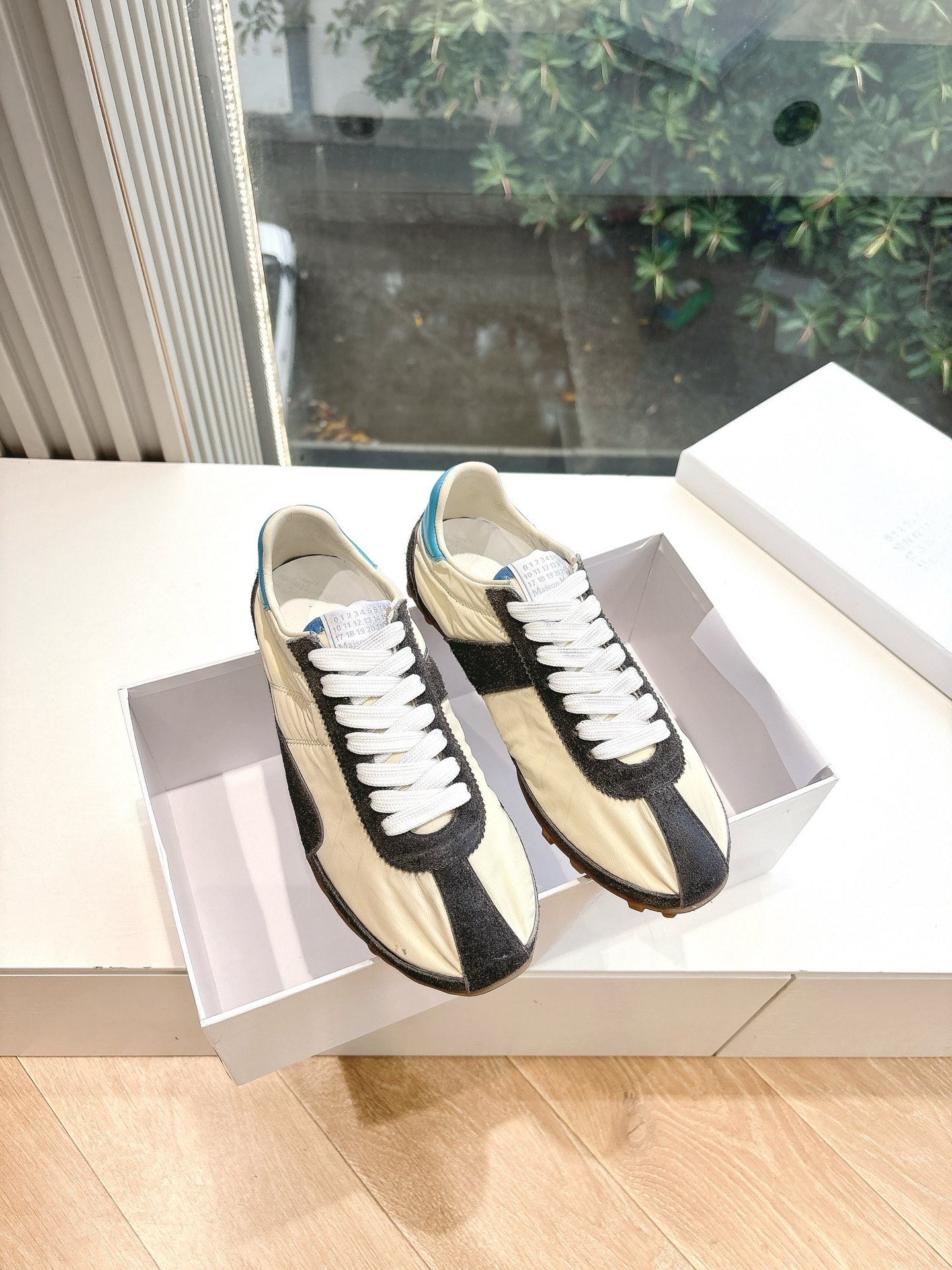 NO:262321,(Top version) Maison Margiela MM6 German training casual shoes genius designer brand, a light luxury brand is very versatile and comfortable to the feet. This German training shoes continue the classic T-shaped genuine leather splicing design. After many careful improvements by the design team, it is just to let you experience the most original military flavor. The soft and delicate characteristics of the top layer cowhide leather combined with the texture of cow velvet cow leather makes it both have super high softness and comfort, while maintaining good breathability and comfort and texture parallel, so as to easily control any combination of all seasons. Fabric matte leather/cloth surface inner sheepskin Size: 35-40 women Normal shipment (39.40 order notes for men and women) Men's size 39/45 men (45 customization without return or replacement), casual shoes/sports shoes, masion  Margiela,sneakers,cowhide,sheepskin19860909（顶级版本） MaisonMargiela MM6德训休闲鞋鬼才设计师品牌,一个轻奢品牌上脚很百搭哦,也很随脚舒适,这一款德国训练鞋延续了经典的T形真皮拼接设计,经过设计团队多次的精心改良,只为让您体验最原始的军旅味道,头层牛皮柔软细腻的特点与牛反绒牛皮的质感相结合使其既有超高的柔软舒适度,又同时保持不错的透气性能舒适与质感并行,轻松驾驭四季穿着任何搭配. 面料磨砂皮/布面 内里羊皮 码数:35-40女 正常出货(39.40下单备注男女) 男码39/45男（45定制不退不换）,休闲鞋/运动鞋,masion margiela,sneakers,cowhide,sheepskin,Women's Shoes