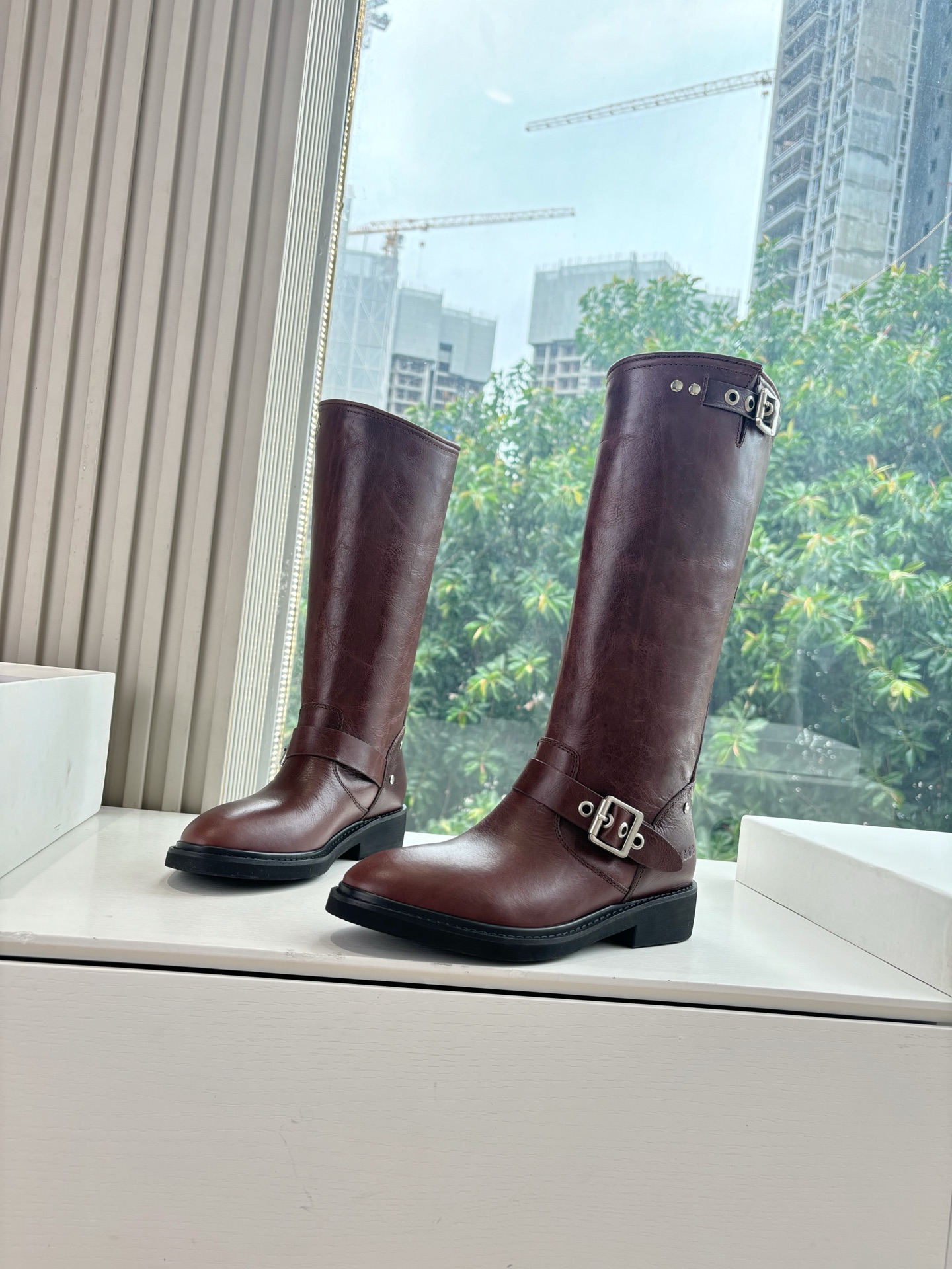 Stylish 2025 Western Cowboy Boots: Cowskin Fabric, Rubber Sole, Sizes 35-39# - 图片 1