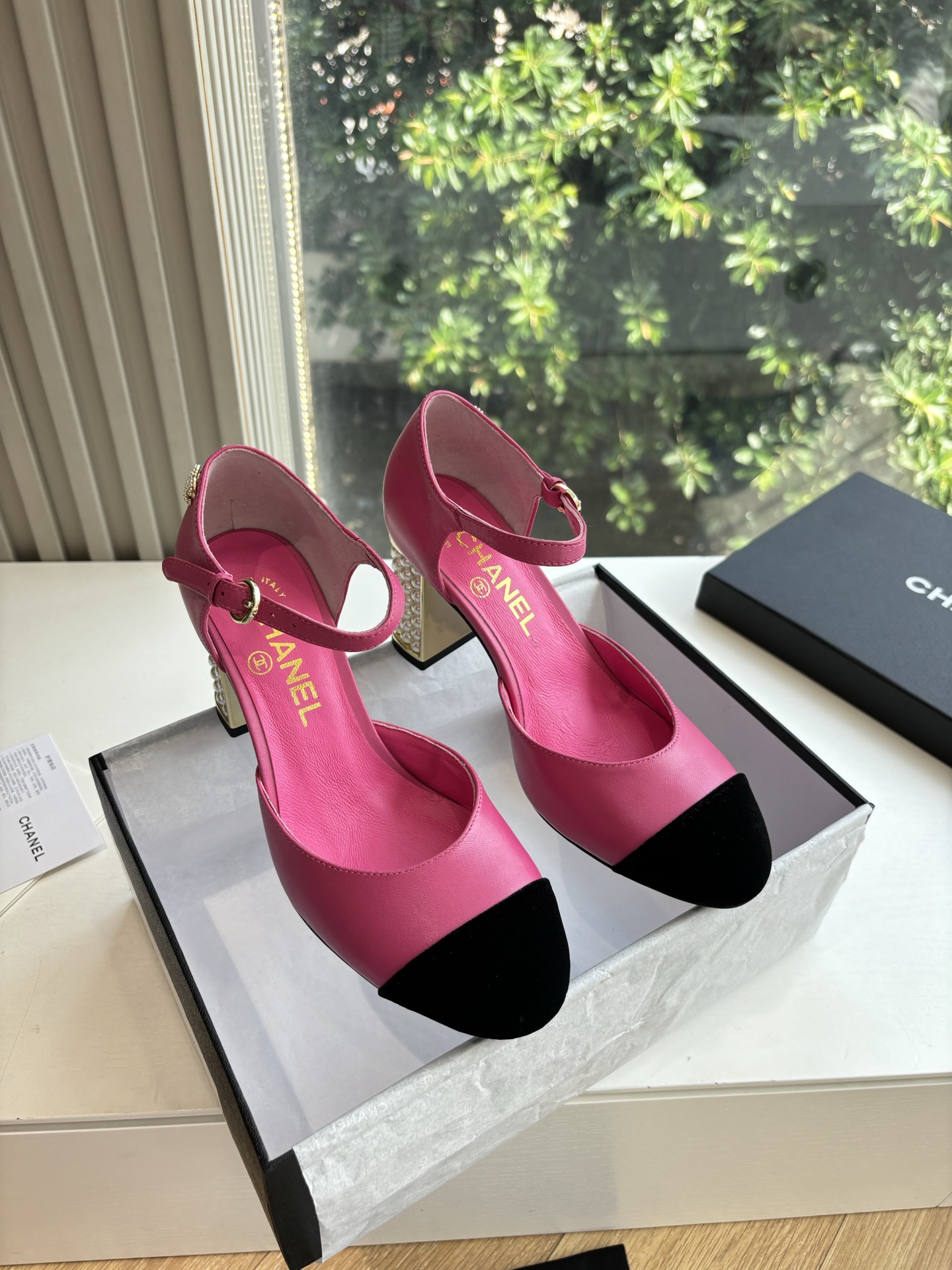 NO:438277,Purchasing grade CHANE*25s Little Chanel Early Spring Hot Products Weaving Mary Jane Baotou Single Shoes Sandals are definitely a personal style!  !  It's much more comfortable than the classic Slingback!  Every color makes the feet look white, which makes the whitening weapon! It's so cute! It's a hot little fragrance again~ Material original sheepskin, inner lining original sheepskin, outsole genuine leather sole, heel height 8cm Size: 35-39/(40/customized, no return or replacement), sandals Mary Jane, chanel, chanel, sandals, mary jane, sheepskin19860909代购级CHANE*25s小香奈儿早春爆品编织玛丽珍包头单鞋凉鞋 妥妥的自留款！！比经典款Slingback舒服太多啦！每个颜色上脚都很显白 的显白利器!好嗲啊!又是火爆的小香~ 材质原版羊皮 内里原版内里羊皮 大底真皮鞋底 跟高8cm 码数:35-39/(40/定制不退不换),凉鞋玛丽珍,chanel,chanel,sandals,mary jane,sheepskin,Women's Shoes