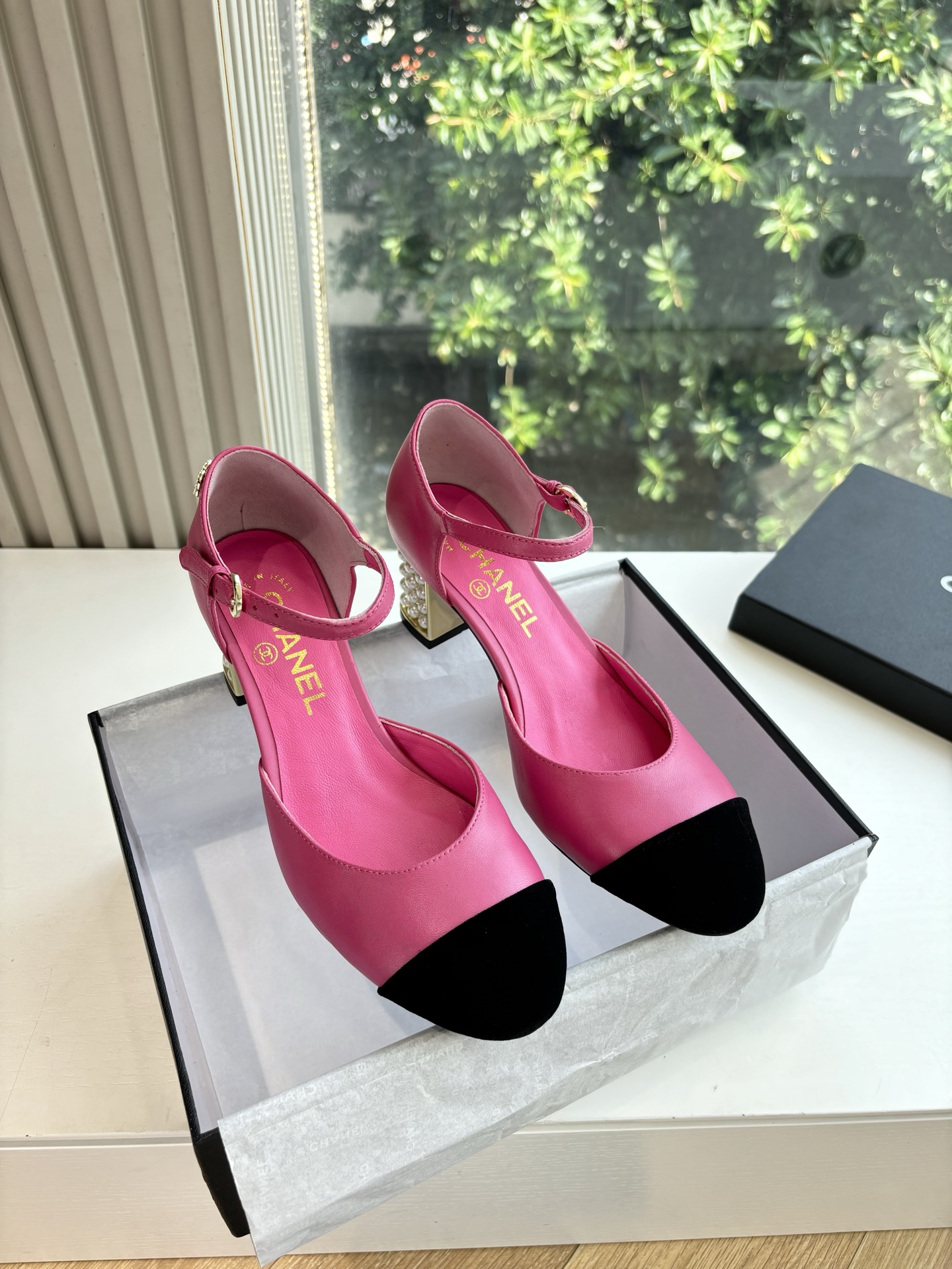 NO:438285,Purchasing grade CHANE*25s Little Chanel Early Spring Hot Products Weaving Mary Jane Baotou Single Shoes Sandals are definitely a personal style!  !  It's much more comfortable than the classic Slingback!  Every color makes your feet look white, which makes you look white! It's so cute! It's a hot little fragrance again~ Material original sheepskin inner lining original sheepskin, outsole genuine leather sole, heel height 6cm size: 35-39/(40/customized, no return or replacement), sandals Mary Jane, chanel, chanel, sandals, mary jane, sheepskin19860909代购级CHANE*25s小香奈儿早春爆品编织玛丽珍包头单鞋凉鞋 妥妥的自留款！！比经典款Slingback舒服太多啦！每个颜色上脚都很显白 的显白利器!好嗲啊!又是火爆的小香~ 材质原版羊皮 内里原版内里羊皮 大底真皮鞋底 跟高6cm 码数:35-39/(40/定制不退不换),凉鞋玛丽珍,chanel,chanel,sandals,mary jane,sheepskin,Women's Shoes