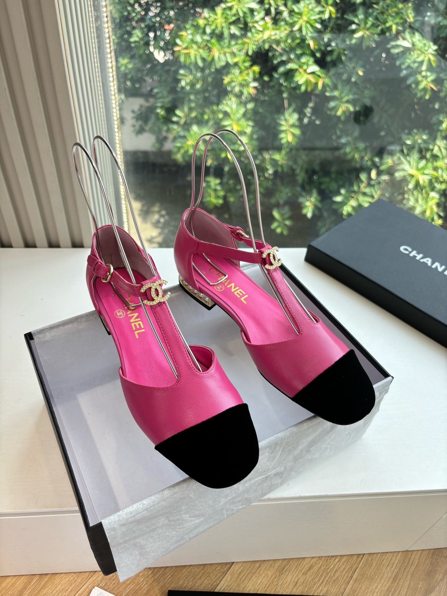 NO:438290,Purchasing grade CHANE*25s Little Chanel Early Spring Hot Products Weaving Mary Jane Baotou Single Shoes Sandals are definitely a personal style!  !  It's much more comfortable than the classic Slingback!  Every color makes your feet look white, which makes you look white! It's so cute! It's a hot little fragrance again~ Material original sheepskin inner lining original sheepskin, outsole genuine leather sole Size: 35-39/(40/customized without return or replacement), sandals Mary Jane, chanel, chanel, sandals, mary jane, sheepskin19860909代购级CHANE*25s小香奈儿早春爆品编织玛丽珍包头单鞋凉鞋 妥妥的自留款！！比经典款Slingback舒服太多啦！每个颜色上脚都很显白 的显白利器!好嗲啊!又是火爆的小香~ 材质原版羊皮 内里原版内里羊皮 大底真皮鞋底 码数:35-39/(40/定制不退不换),凉鞋玛丽珍,chanel,chanel,sandals,mary jane,sheepskin,Women's Shoes