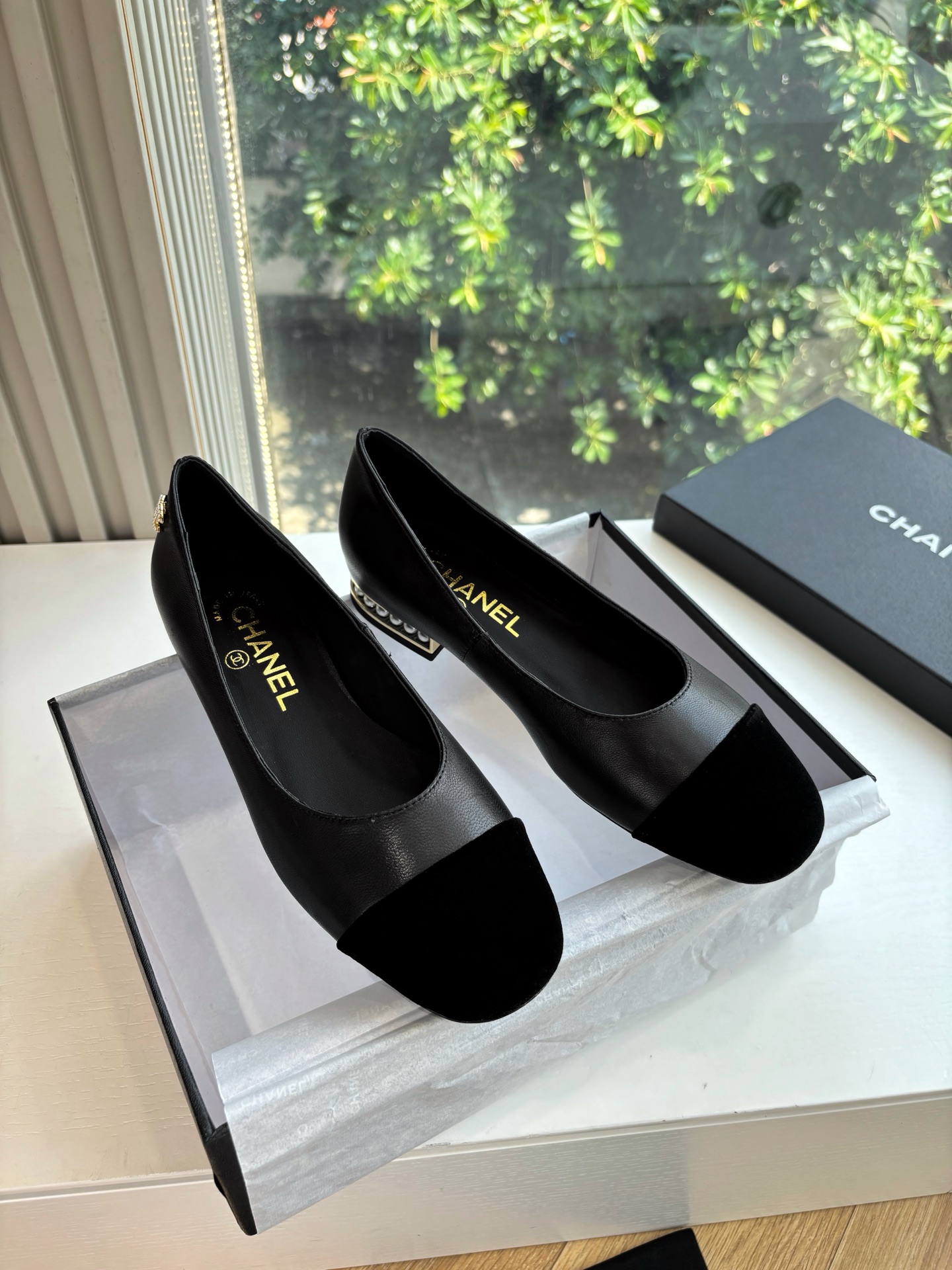 NO:438261,Purchasing grade CHANE*25s Little Chanel Early Spring Hot Products Weaving Mary Jane Baotou Single Shoes Sandals are definitely a personal style!  !  It's much more comfortable than the classic Slingback!  Every color makes the feet look white, which makes the whitening weapon! So cute! It's another hot little fragrance~ Material original sheepskin, inner lining original sheepskin, outsole genuine leather sole, heel height 2cm Size: 35-39/(40/customized, not returned or replaced), single shoes, Mary Jane, chanel, chanel, sandals, mary jane, sheepskin19860909代购级CHANE*25s小香奈儿早春爆品编织玛丽珍包头单鞋凉鞋 妥妥的自留款！！比经典款Slingback舒服太多啦！每个颜色上脚都很显白 的显白利器!好嗲啊!又是火爆的小香~ 材质原版羊皮 内里原版内里羊皮 大底真皮鞋底 跟高2cm 码数:35-39/(40/定制不退不换),单鞋玛丽珍,chanel,chanel,sandals,mary jane,sheepskin,Women's Shoes