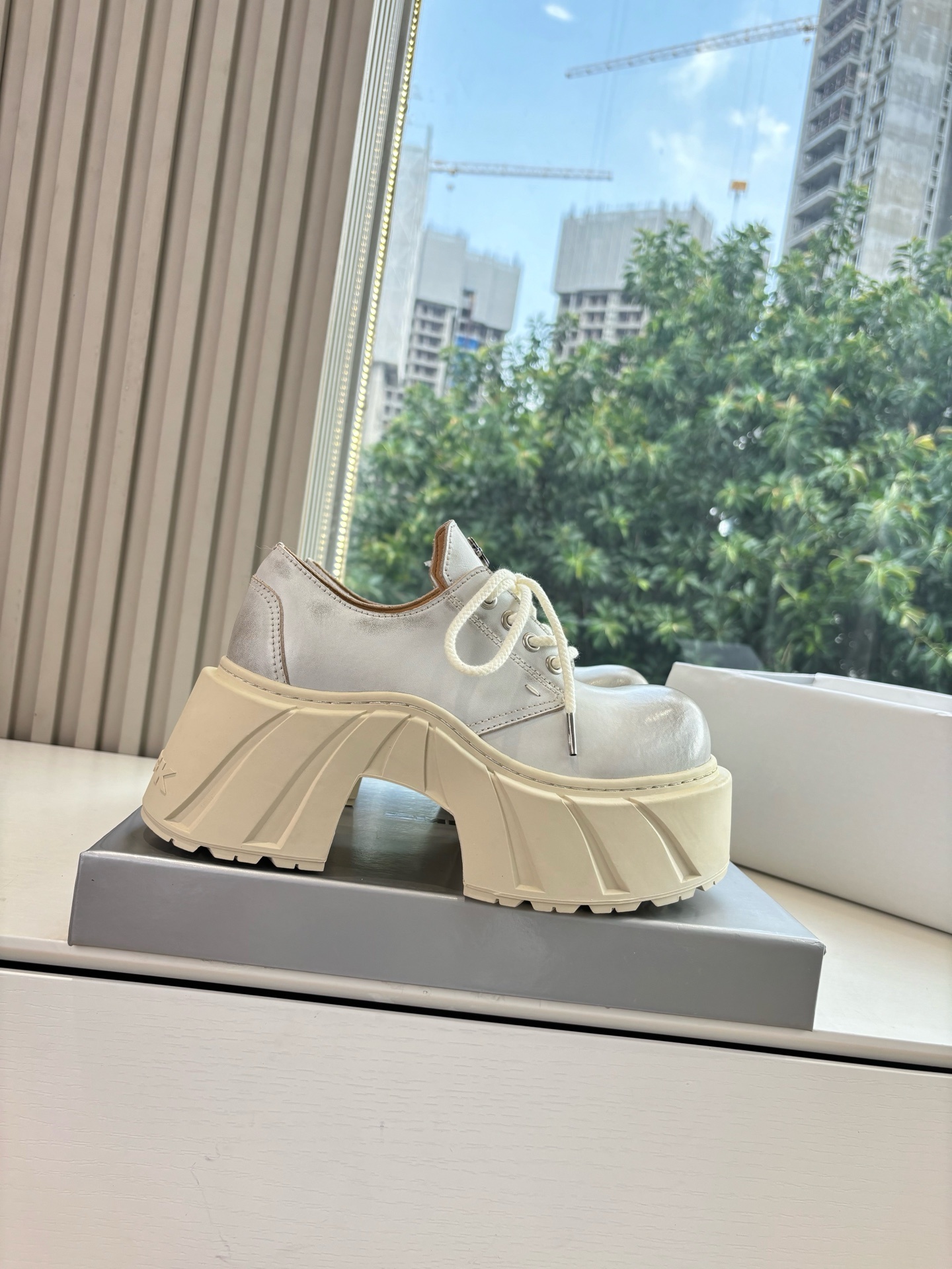 SMFK’s 2025 High-Cut Sneakers: Stylish, Comfortable, and Trendy in Red Fabric - 图片 7