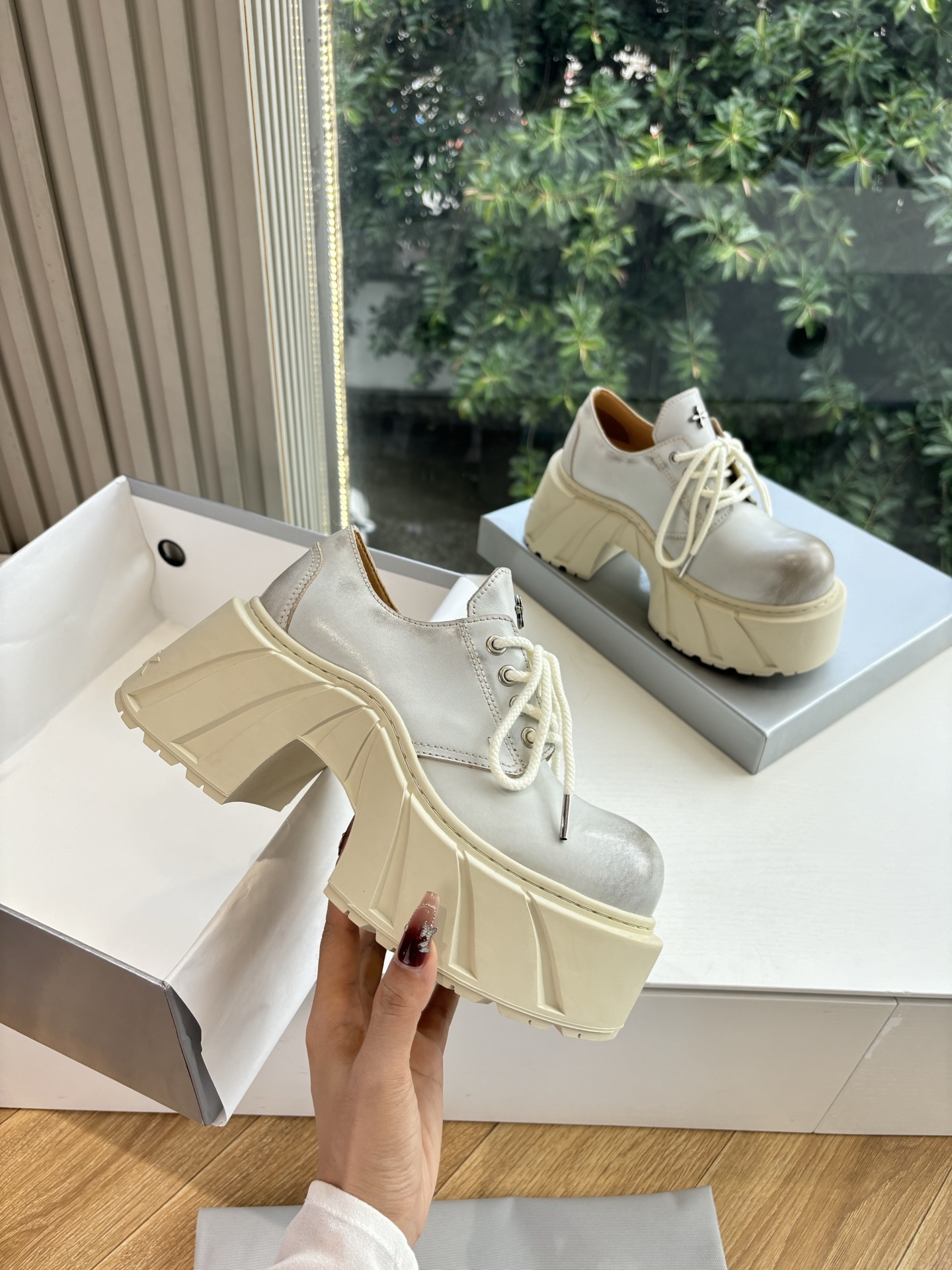 SMFK’s 2025 High-Cut Sneakers: Stylish, Comfortable, and Trendy in Red Fabric - 图片 3