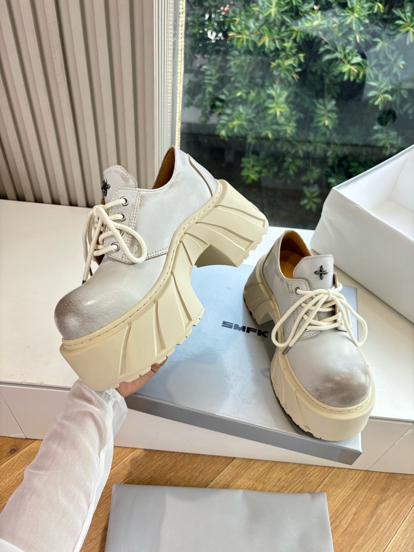 SMFK’s 2025 High-Cut Sneakers: Stylish, Comfortable, and Trendy in Red Fabric - 图片 5