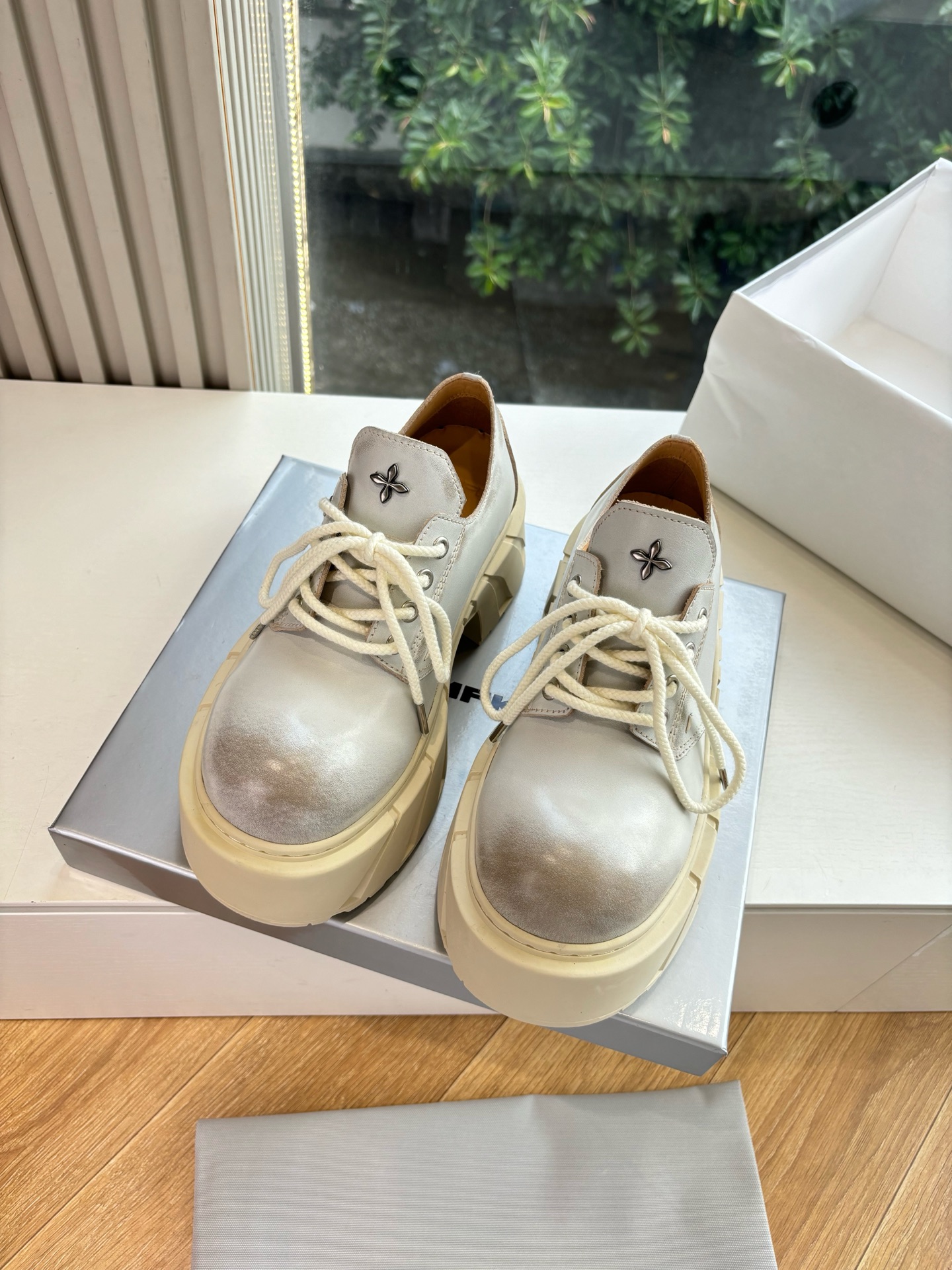 SMFK’s 2025 High-Cut Sneakers: Stylish, Comfortable, and Trendy in Red Fabric - 图片 4