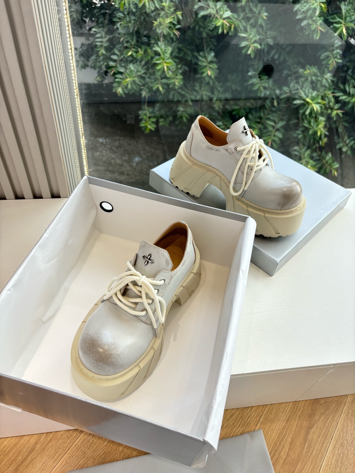 SMFK’s 2025 High-Cut Sneakers: Stylish, Comfortable, and Trendy in Red Fabric - 图片 2