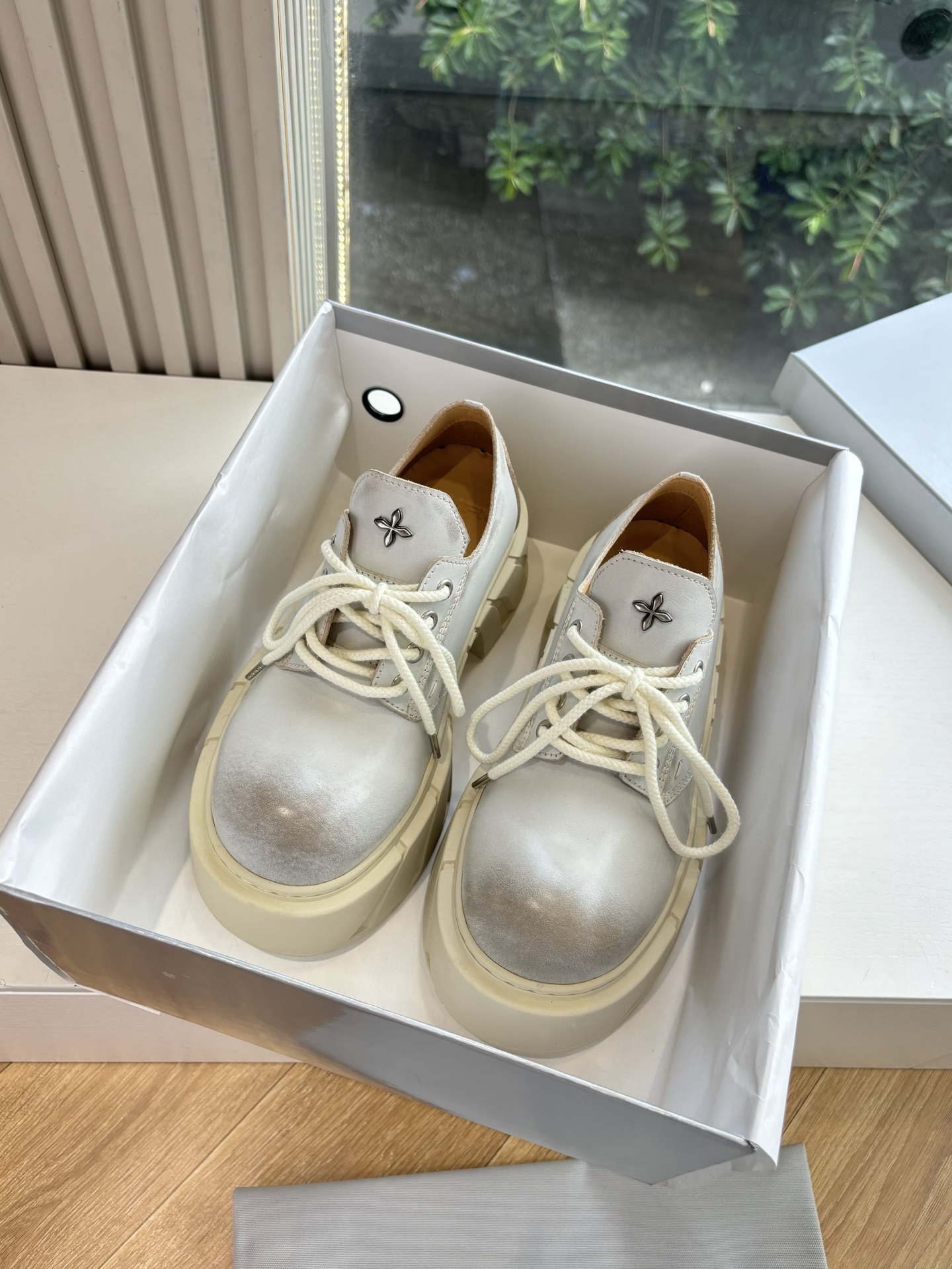 SMFK’s 2025 High-Cut Sneakers: Stylish, Comfortable, and Trendy in Red Fabric