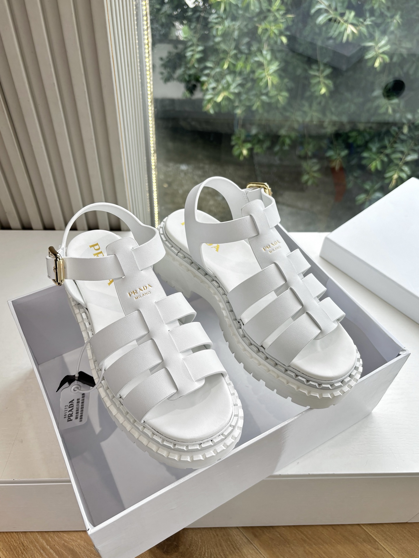 NO:441382,(Top version) Prada Prada 2025 latest spring and summer sandals and pig cage shoes make the whole pair of shoes light and comfortable. Bright colors satisfy a variety of choices for fashionable people in different styles!  The iconic metal triangle logo Mary Jane Loafers color polishing craftsmanship is a unique combination of ancient style, and every design element is on the trendy point!  Imported fabric cowhide, inner sheepskin, thick sole, size 35-39 (40.41 customization, no return or replacement), sandals, prada, prada, loafers, sandals, mary jane, cowhide, sheepskin19860909（顶级版本） prada普拉达2025最新春夏款凉鞋猪笼鞋让整双鞋轻便舒适 鲜艳色彩 满足不同风格时髦人士的多种选择！标志性金属三角标玛丽珍乐福鞋擦色工艺每一双都是独一无二搭配古造型,每一个设计元素都踩在时髦点上！ 面料进口牛皮 内里羊皮 底厚原版鞋底 码数35-39（40.41定制不退不换）,凉鞋,prada,prada,loafers,sandals,mary jane,cowhide,sheepskin,Women's Shoes