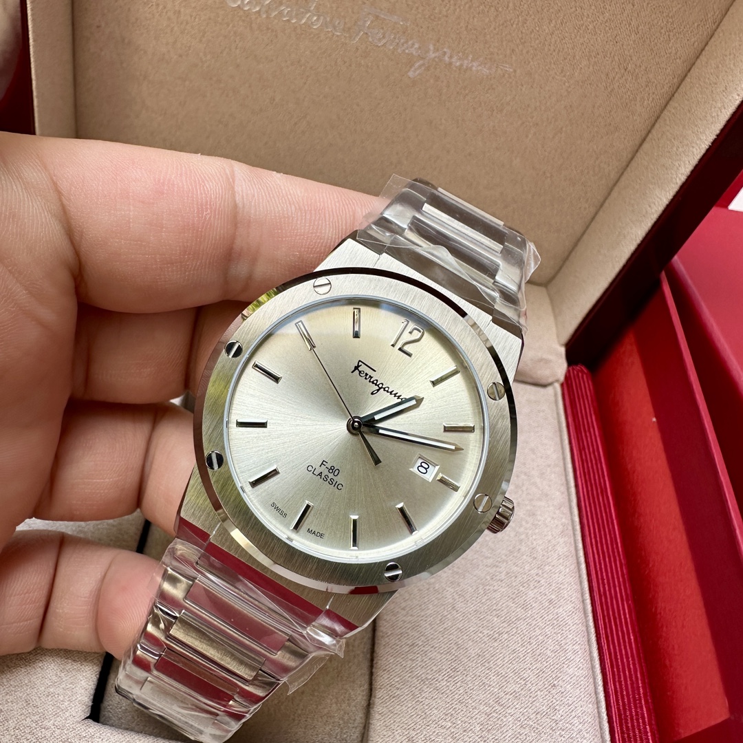 批💰700 菲拉格慕F80 石英男表，瑞士机芯，表径41mm，防炫目蓝宝石镜面（反光见蓝色），316L不锈钢拉丝表壳 表带  防水50m，现货好价出