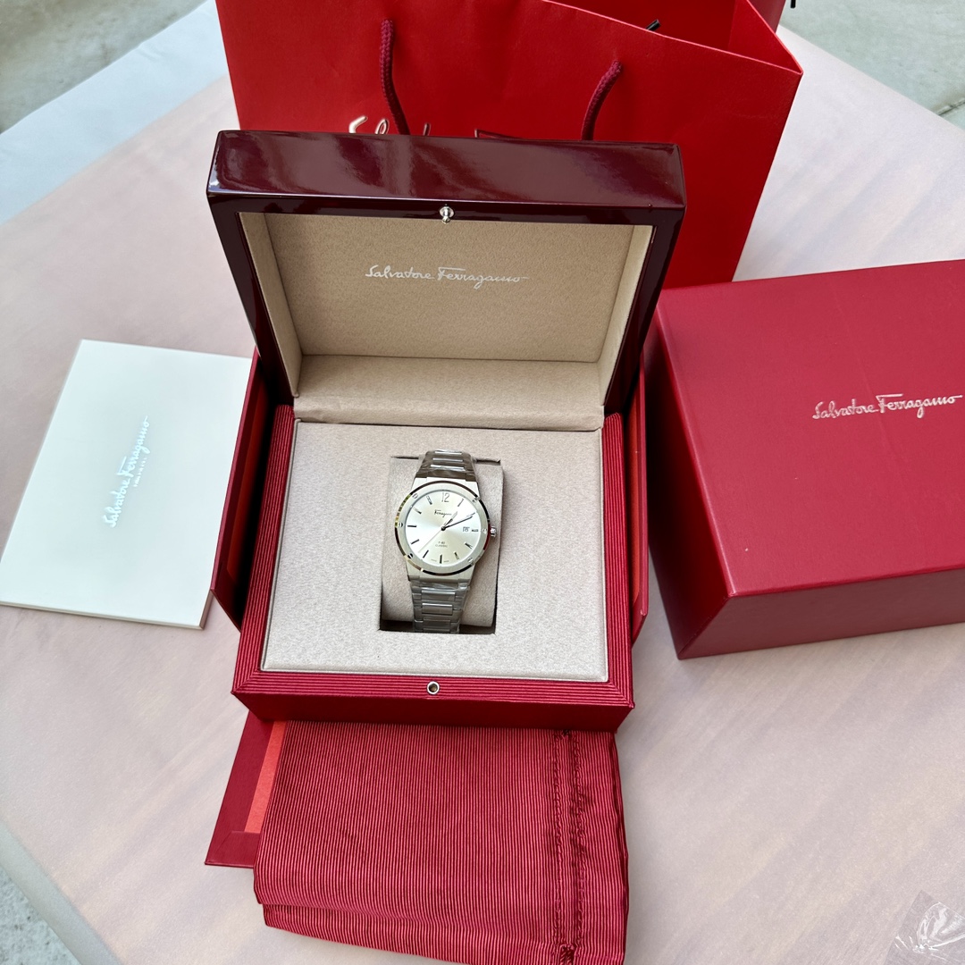 批💰700 菲拉格慕F80 石英男表，瑞士机芯，表径41mm，防炫目蓝宝石镜面（反光见蓝色），316L不锈钢拉丝表壳 表带  防水50m，现货好价出