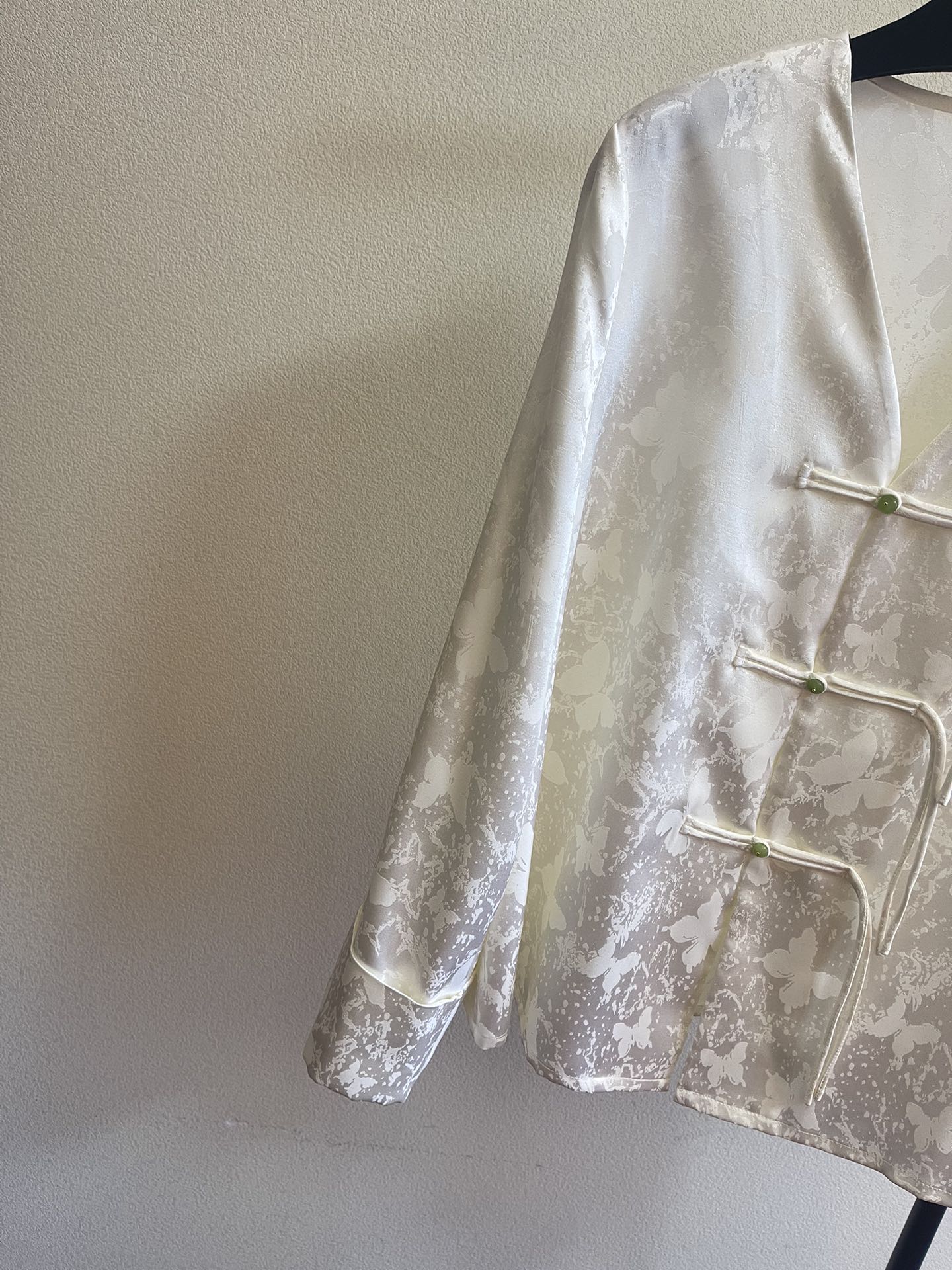 春夏新中式提花V领上衣定制扛皱提花面料整个布面质地紧密呈现3D立体浮雕肌理感中式V领设计版型简洁大气碧绿