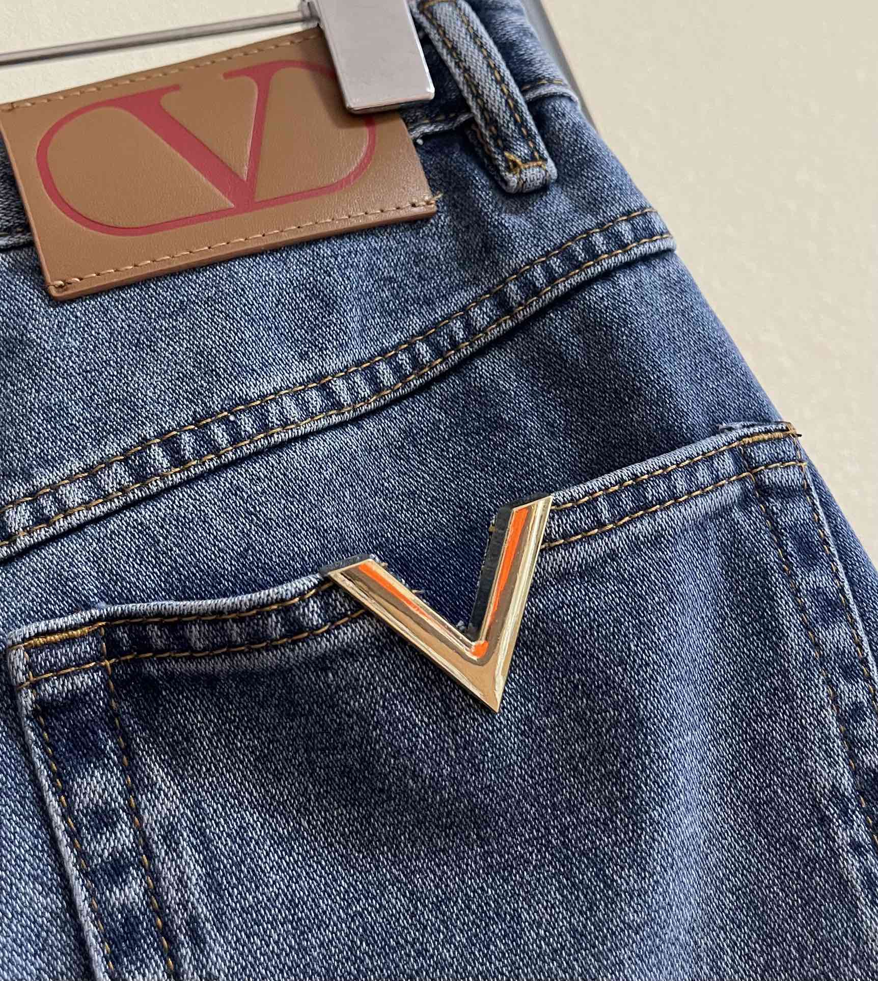 Valentino复古喇叭裤带一点点小微喇遮肉显瘦轻松穿出大长腿裤脚渐变色设计增加衣服的层次感与美感选优