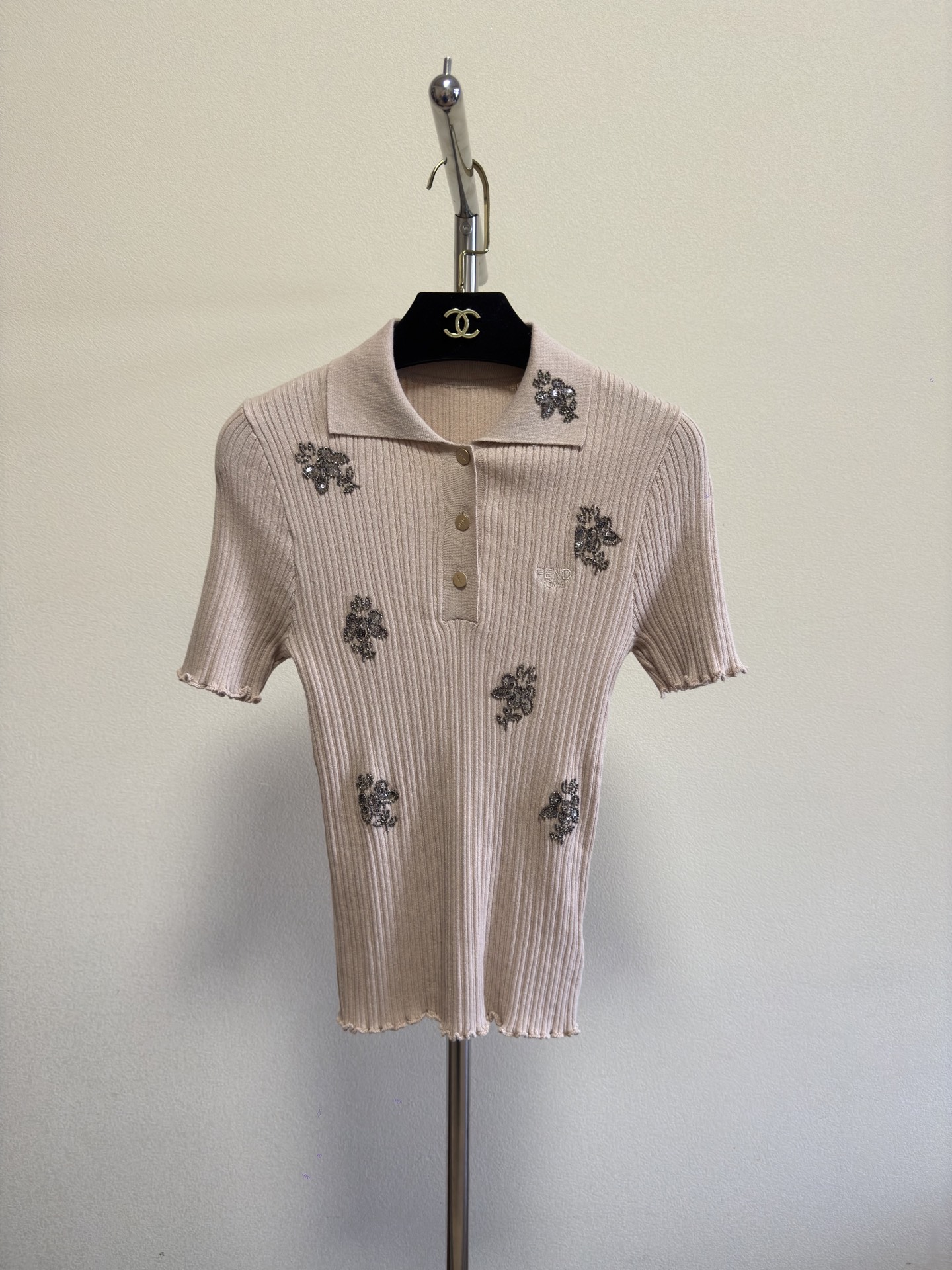 NO:328646,Fend bead-piece knitted sweater Lapel Polo slim fit design Cuff hem wood earrings Customized retro gold buttons Front bead design Refined and compact, Strong sense of craftsmanship Fashion and unique design SML, fendi,alexander wang19860909Fend 珠片针织衫 翻领Polo修身版型 袖口下摆木耳边设计 定制复古金色纽扣 衣身前幅钉珠设计 精致小巧 工艺感强 时尚独特的设计 SML,,fendi,alexander wang,Women's clothing