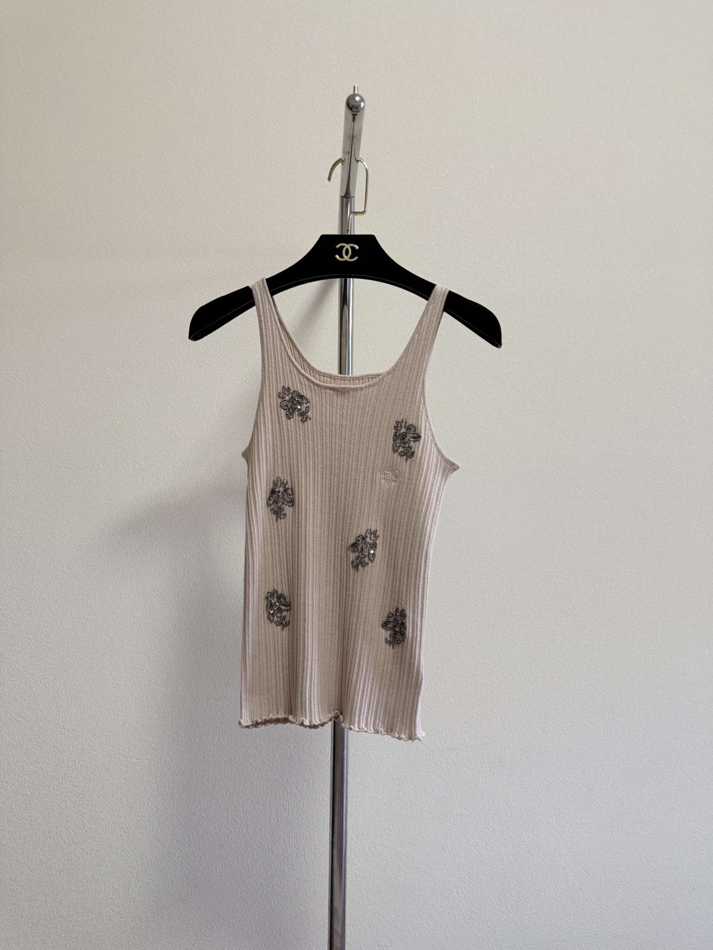 NO:328643,Fend beaded knitted vest slim fit style hem ear design brand logo embroidery on chest body beaded design exquisite and compact, strong sense of craftsmanship, fashionable and unique design SML, fendi, alexander wang19860909Fend 钉珠针织背心 修身版型 下摆木耳边设计 胸前品牌标识性刺绣 衣身前幅钉珠设计 精致小巧 工艺感强 时尚独特的设计 SML,,fendi,alexander wang,Women's clothing