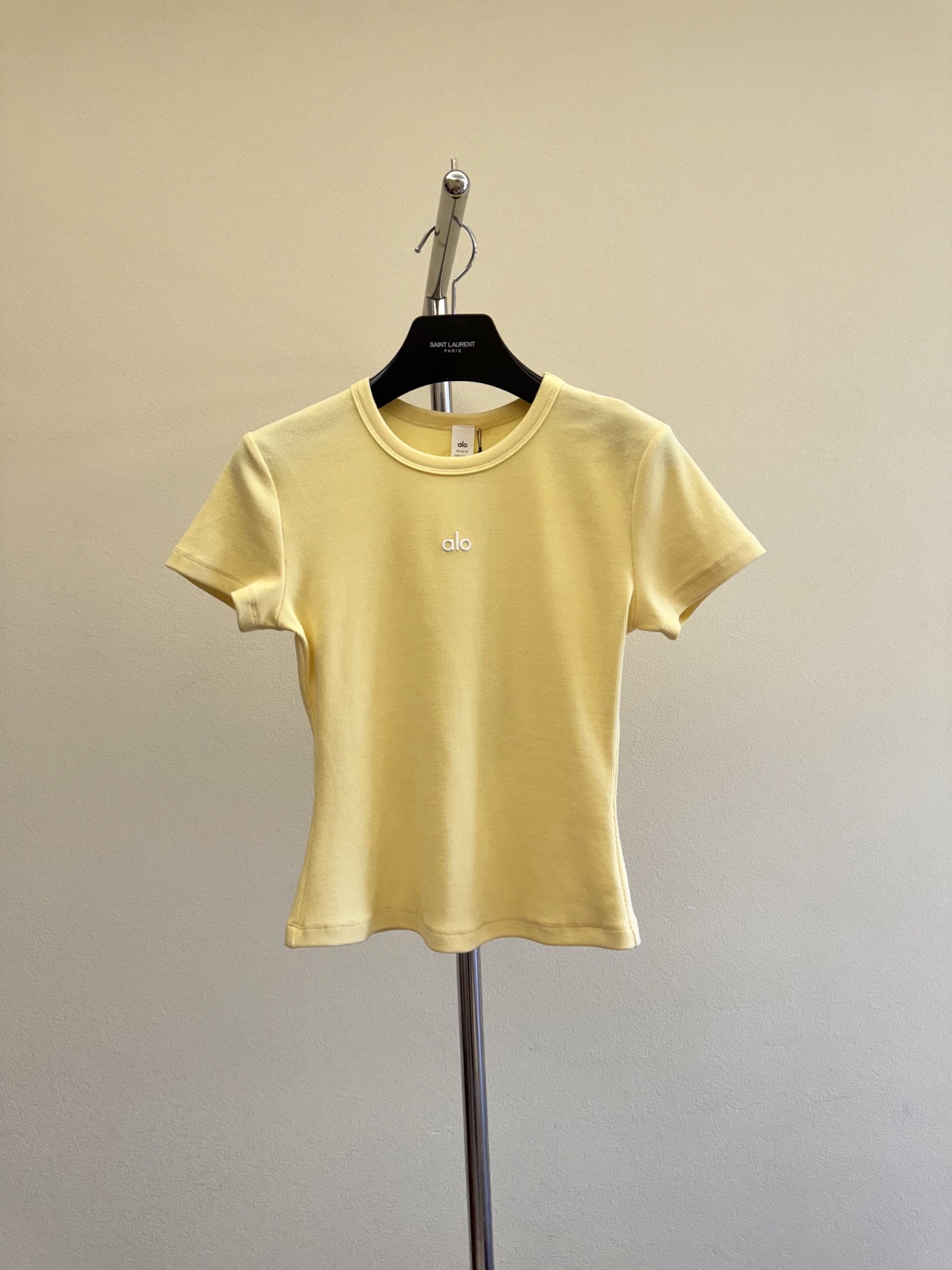 NO:328640,Alo ribbed slim T-shirt, high elastic ribbed T-fitting, invincible slim fit, front and rear positioning alo logo, comfortable upper body, high-waisted pants, slimming, four colors available, black and white basic color, chick yellow baby blue giant white SML,,tees, t-shirt,alexander wang19860909Alo罗纹修身T恤 高弹罗纹T 修身版型 无敌显瘦 前后定位alo标志 上身舒适 搭配阔腿 高腰裤显瘦绝绝子 四色可选 黑白基础色 小鸡黄 baby蓝巨显白 SML,,tees，t-shirt,alexander wang,Women's clothing