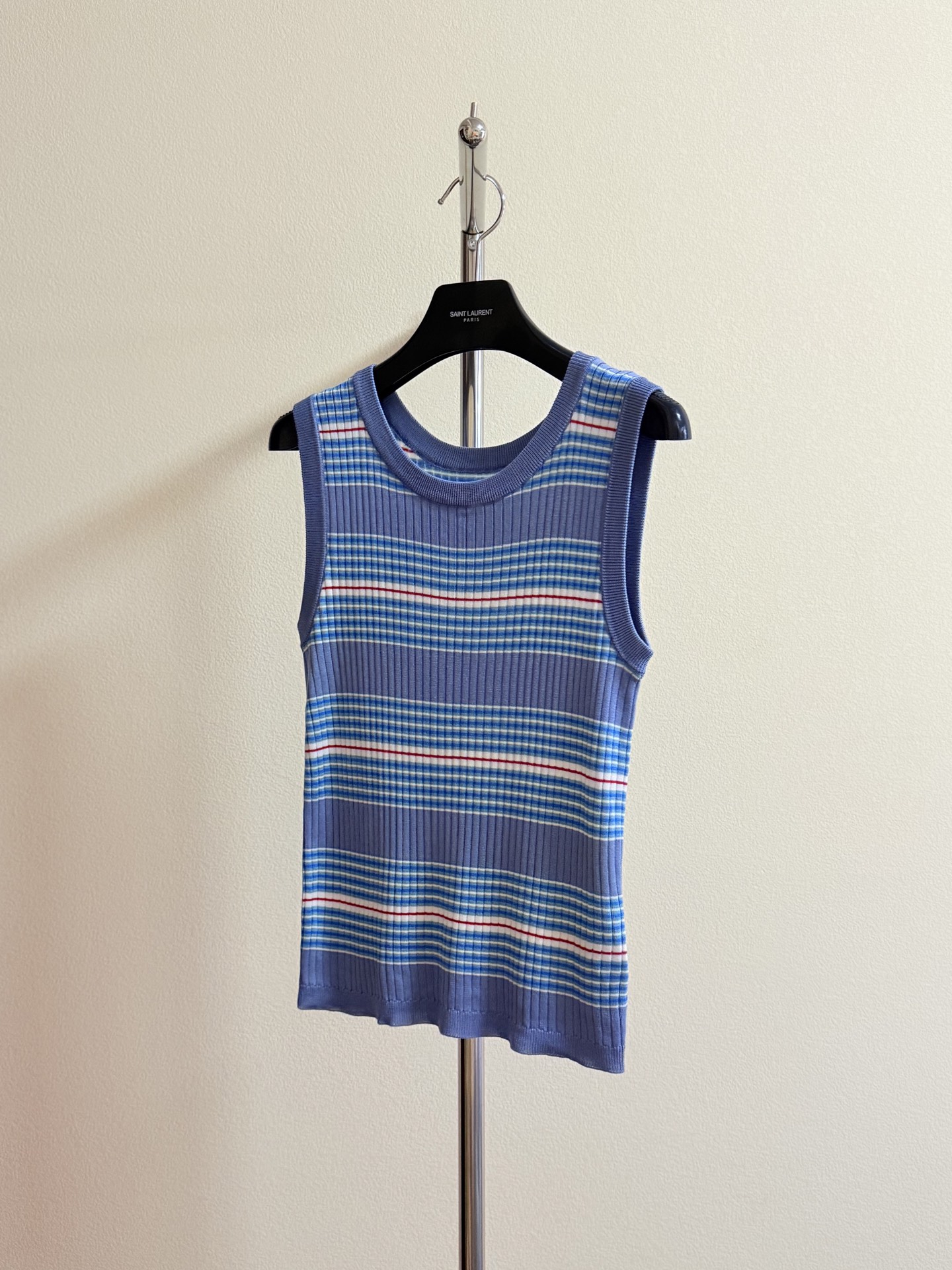 NO:328652,prad striped knitted vest light blue contrast stripes refreshing and comfortable imported cotton yarn woven Comfortable and stylish Soft and skin-friendly The upper body has a cool feeling Very breathable Voxel color threaded edge Multiple color collisions Strong and stylish Top body is well wrapped Slim but not tight SML, prada,alexander wang19860909prad 条纹针织背心 浅蓝色的撞色条纹 清爽舒适 进口棉纱线织造 舒适有型 柔软亲肤 上身自带冰凉感 很透气 通体素色螺纹包边 多重颜色碰撞 洋气十足 上身包裹性好 修身而不紧身 SML,,prada,alexander wang,Women's clothing