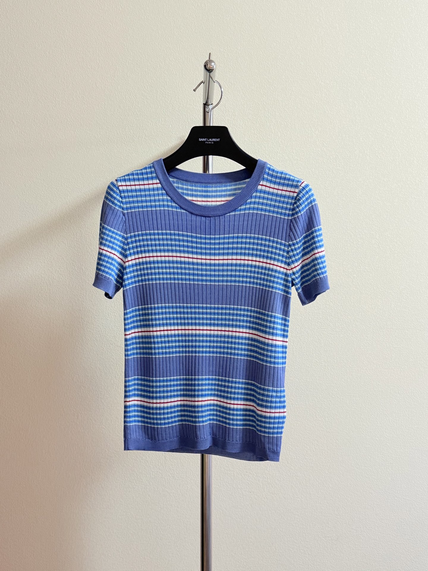 NO:328649,prad striped knitted short sleeves Light blue contrast stripes Refreshing and comfortable Imported cotton yarn woven Comfortable and stylish Soft and skin-friendly The upper body has a cool feeling Very breathable Voxel color threaded edge Multiple color collisions Fully stylish The upper body is well wrapped, slim but not tight SML, prada, T-shirt, alexander wang19860909prad 条纹针织短袖 浅蓝色的撞色条纹 清爽舒适 进口棉纱线织造 舒适有型 柔软亲肤 上身自带冰凉感 很透气 通体素色螺纹包边 多重颜色碰撞 洋气十足 上身包裹性好 修身而不紧身 SML,,prada,T-shirt,alexander wang,Women's clothing
