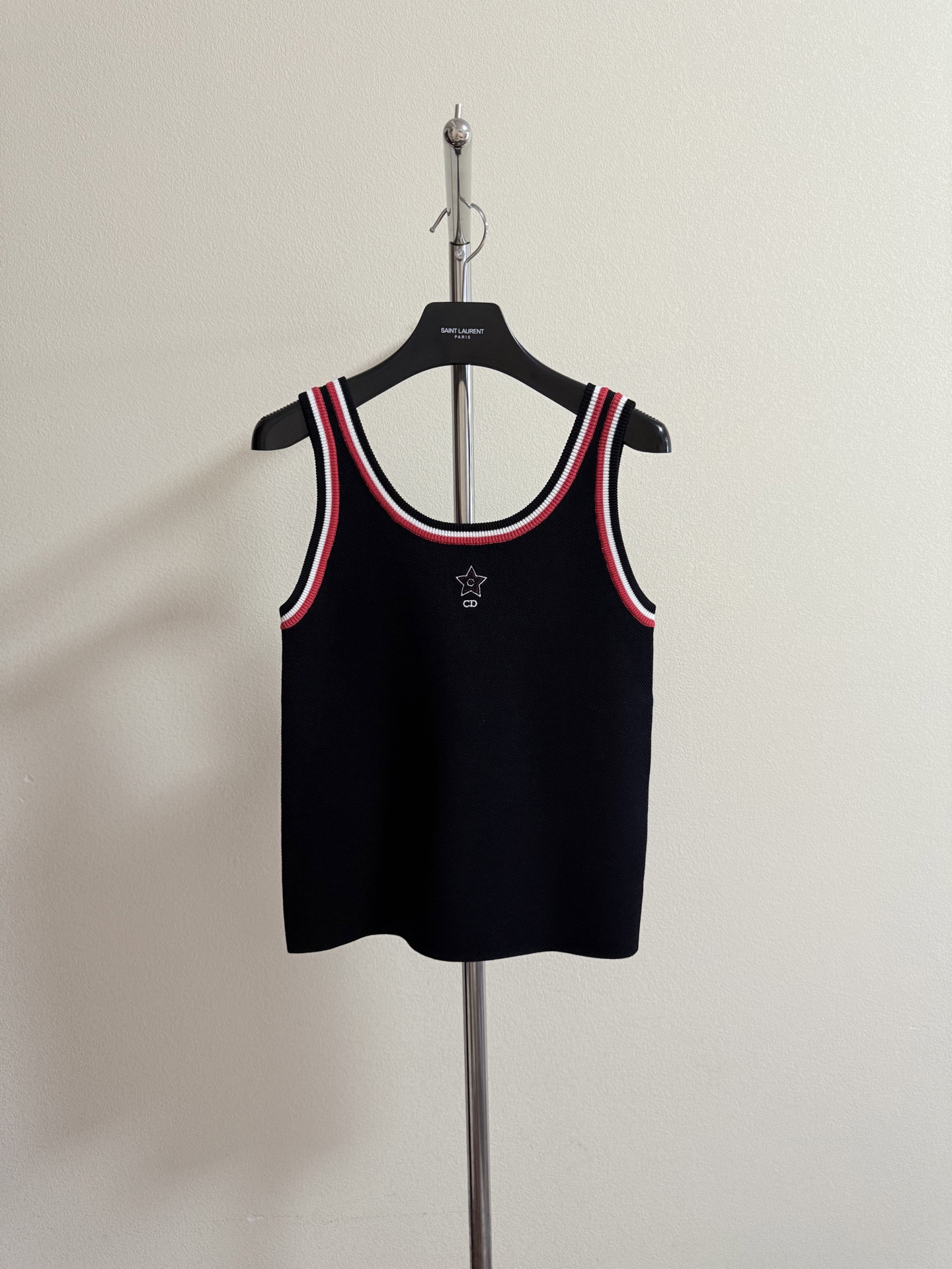 NO:328655,Dio Lucky Star Embroidery Vest Customized Yuan version double weaving wool hanging technology Super white contrasting red and black stripes Retro American feel Imported yarn weaving Excellent texture Thick and stylish Exquisite CD Lucky Star Embroidery Single-wearing high-end items SML, dior, alexander wang19860909Dio 幸运星刺绣背心 定制元版双织挂毛工艺 超级显白的撞色红黑条边 复古的美式感 进口纱线织造 质感超赞 厚实有型 胸前精致CD幸运星小刺绣 单穿的高级单品 SML,,dior,alexander wang,Women's clothing