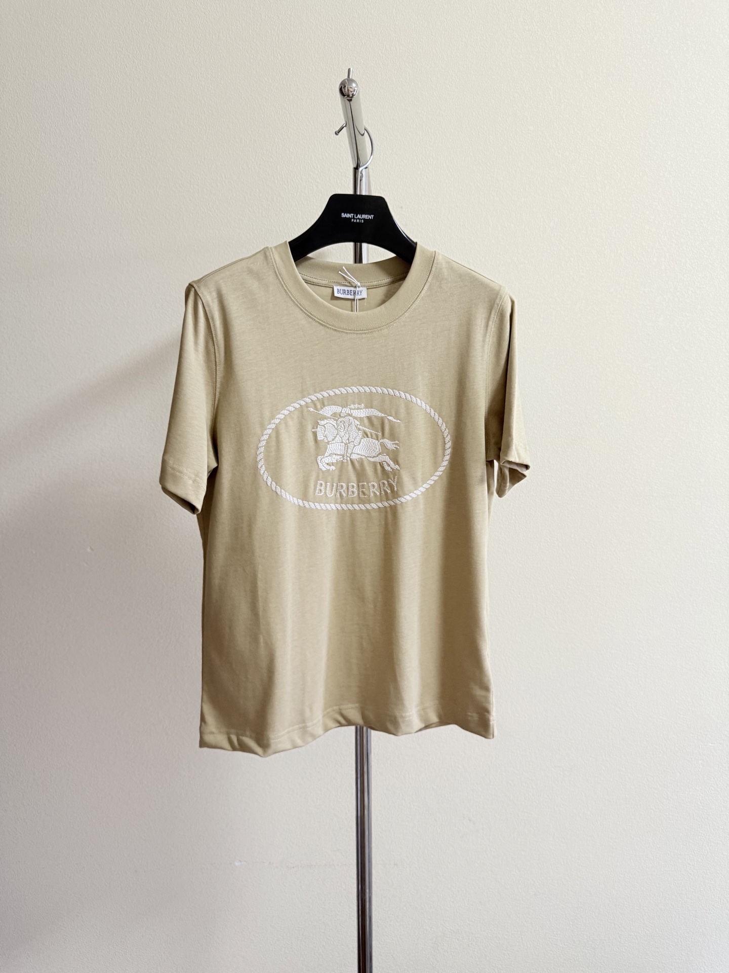 NO:328658,B-home knight embroidery T-shirt exquisite style regular round neck style knight embroidery on chest exquisite three-dimensional tight needlework fine workmanship beautiful T-shirt in the bone The upper body is very silly Three-color SML, tees, t-shirt, alexander wang19860909B家骑士标刺绣T恤 精致款 常规圆领版型 胸前骑士标刺绣 精致立体 针线紧密 做工精细 美到骨子里的T恤 上身很哇塞 三色 SML,,tees，t-shirt,alexander wang,Women's clothing