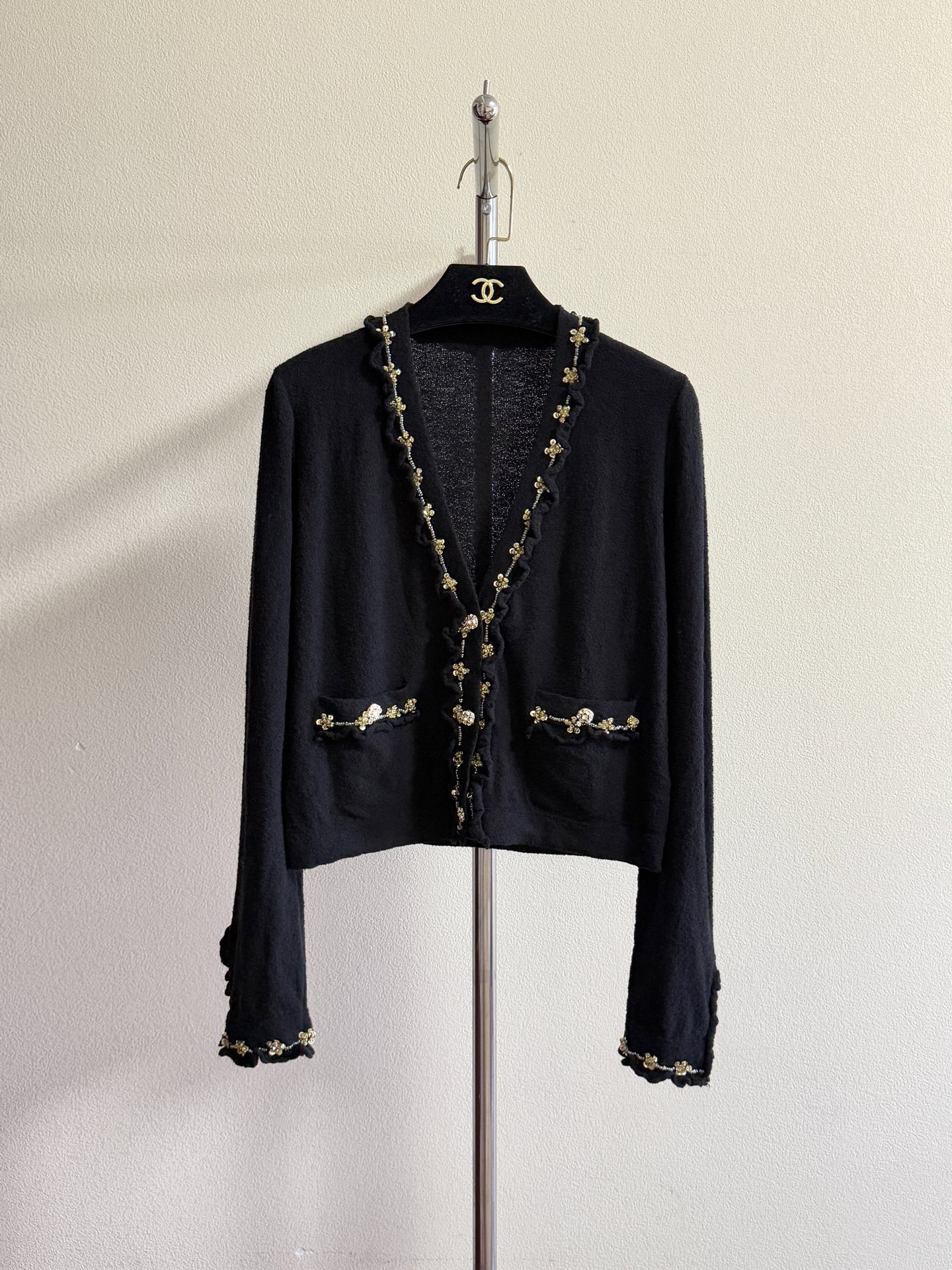 Cardigan Chanel Noir & Or avec Perles Brodé Main - Élégance et Raffinement