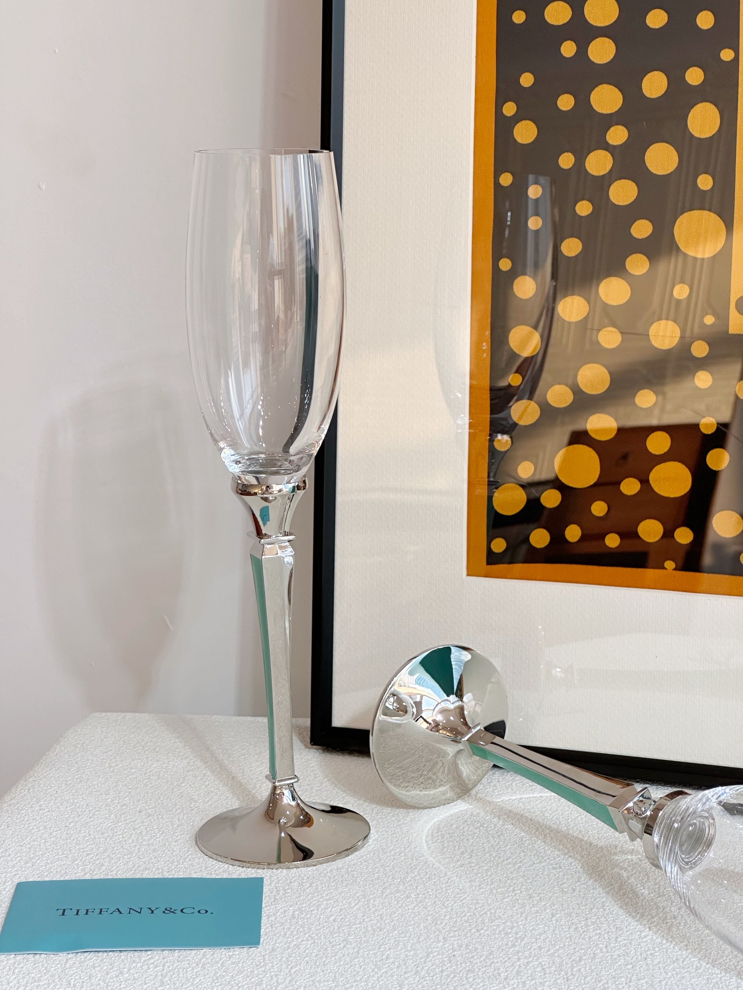 the base is engraved with the signature Tiffany logo - Comprehensive