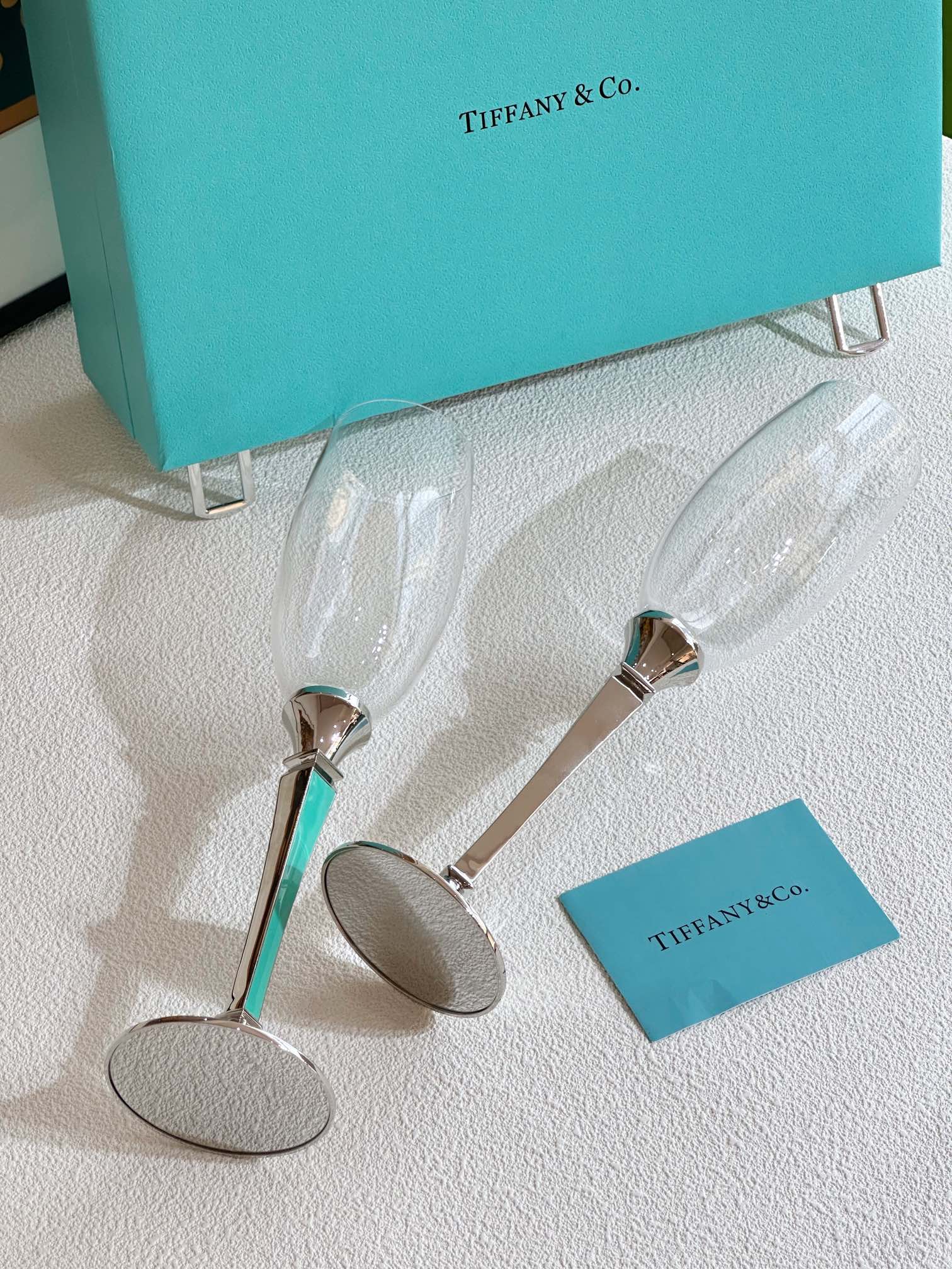 the base is engraved with the signature Tiffany logo - Comprehensive 3