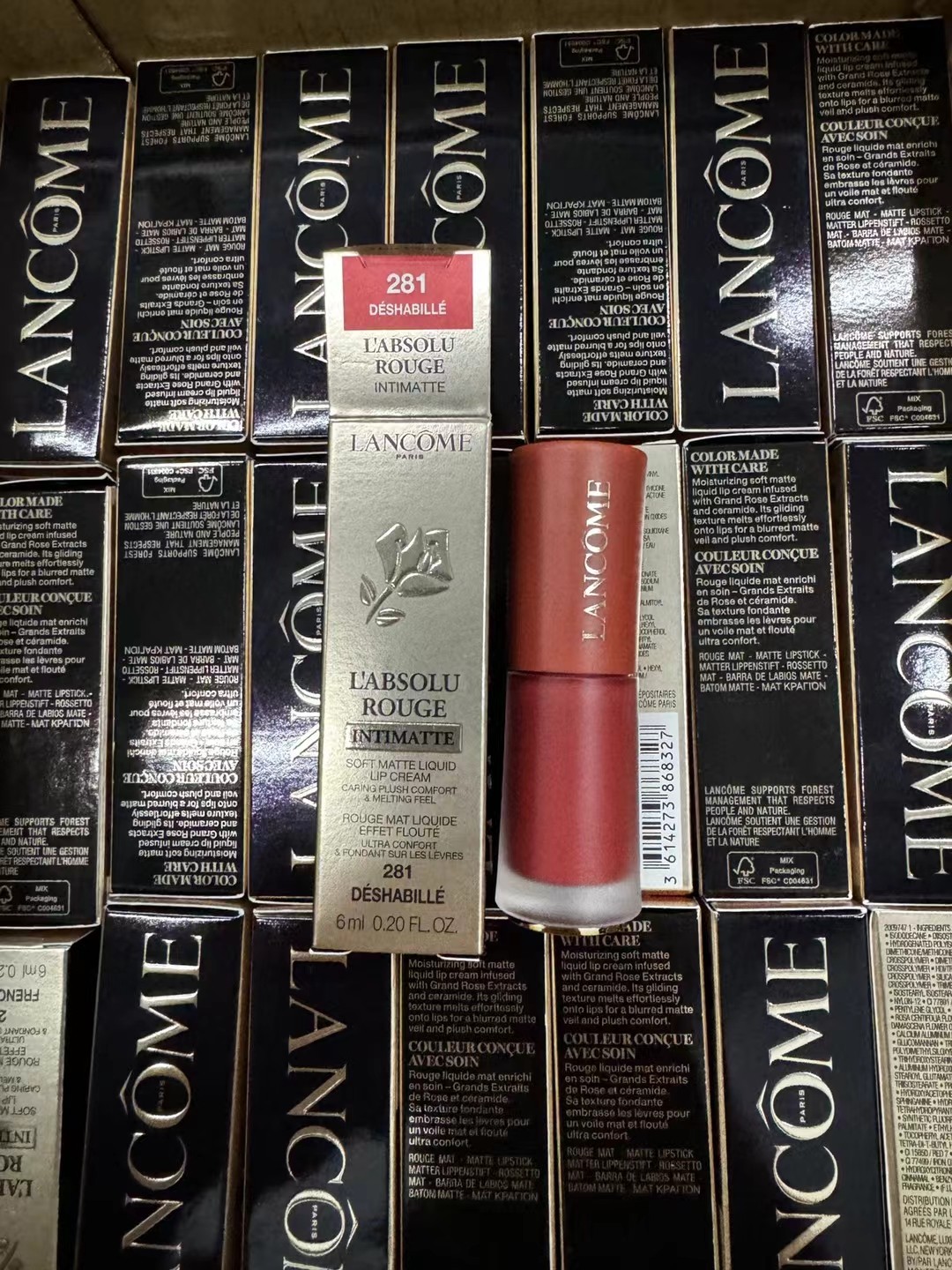 💰158
兰蔻菁纯裸唇釉🌷281轻纱裸玫，明媚又少女的冷调桃粉色，艳而不俗的甜嫩感，显白显嫩超有韩女氛围感！
质地很轻薄，上嘴大些的舒服！！！推开后雾面感老高级了，持久力也好到惊人！爱疯！