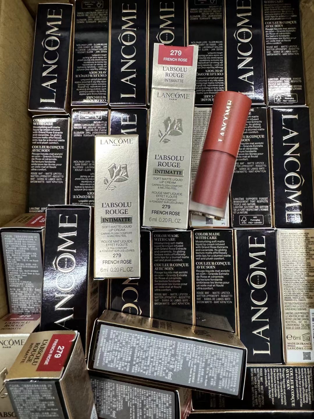 💰155
兰蔻菁纯裸唇釉🌷279玫瑰裸粉，高级又温柔的裸粉调玫瑰，清冷又非常有血色感，涂完妥妥的好气色感！
