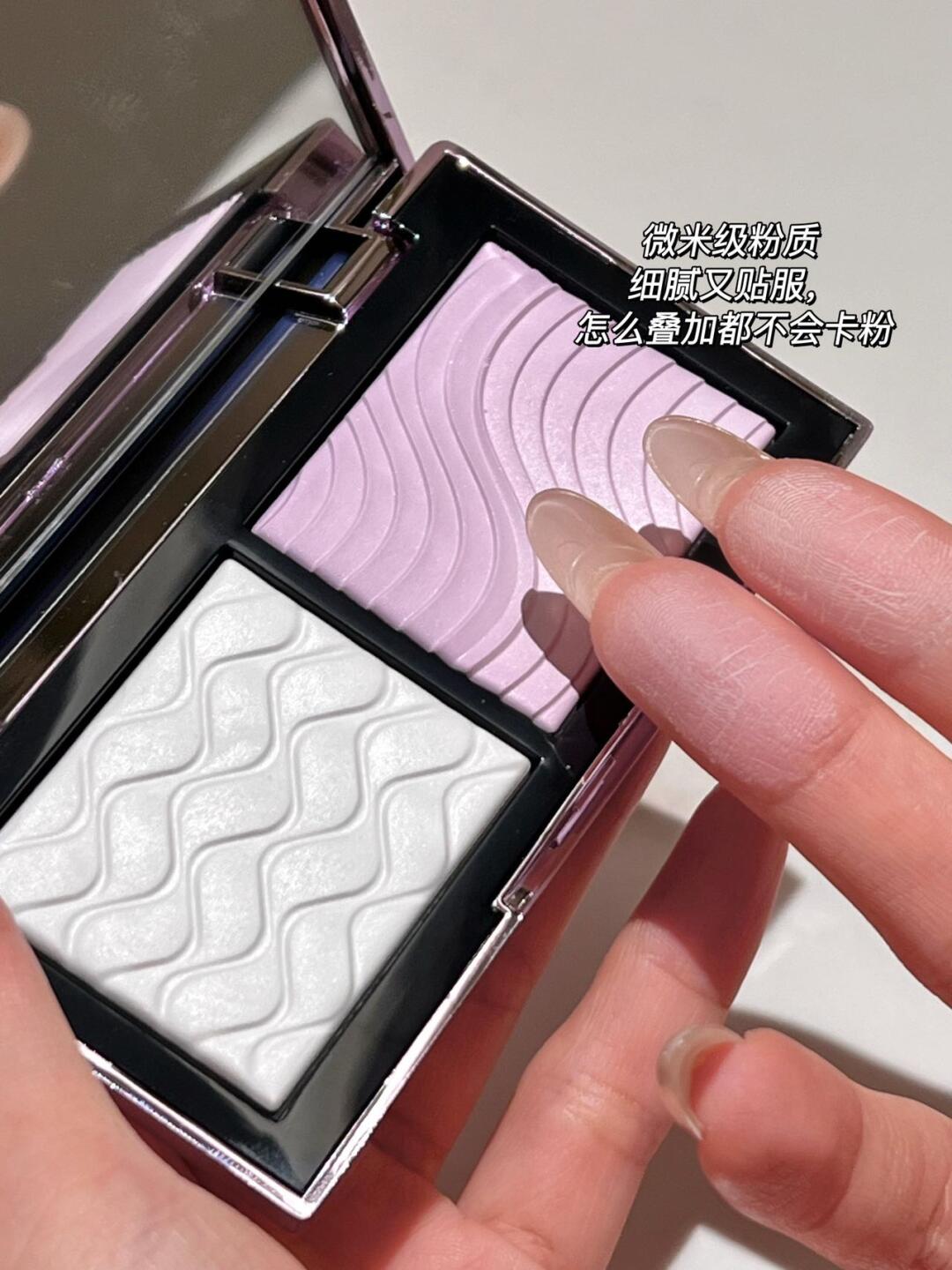 💰175
新品断货王MAC紫白饼MAC全新定妆「紫白饼」
去油更去黄，16H控妆无粉感
白去油，一拍硬核控妆；紫去黄，一秒嘭弹提亮！微米级粉质，超细超贴肤！定妆，就是既要又要！