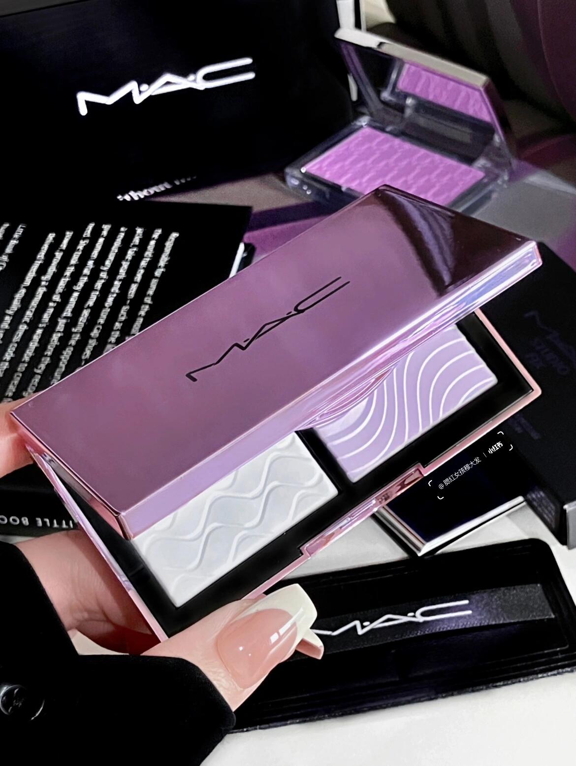 💰175
新品断货王MAC紫白饼MAC全新定妆「紫白饼」
去油更去黄，16H控妆无粉感
白去油，一拍硬核控妆；紫去黄，一秒嘭弹提亮！微米级粉质，超细超贴肤！定妆，就是既要又要！