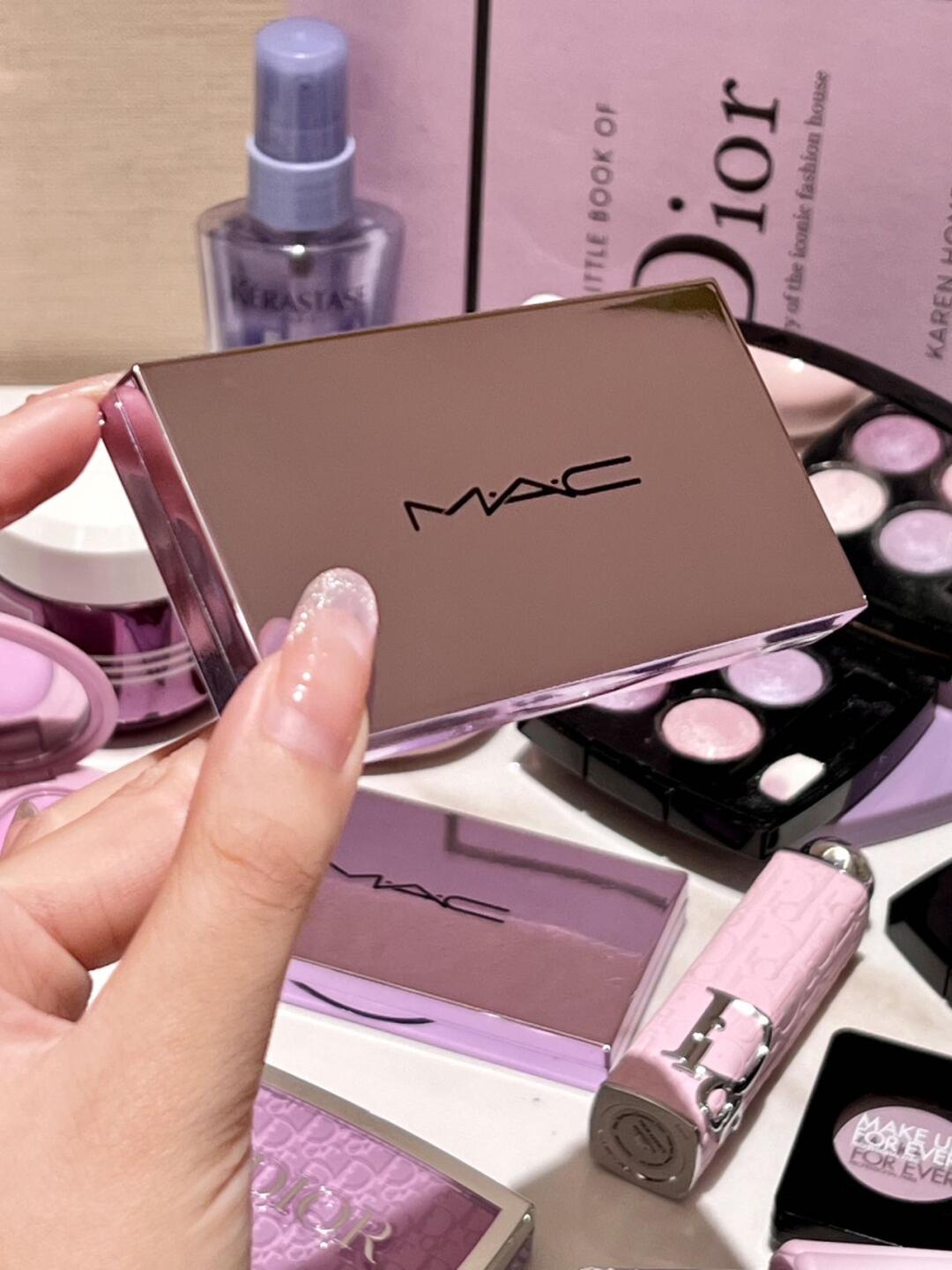 💰175
新品断货王MAC紫白饼MAC全新定妆「紫白饼」
去油更去黄，16H控妆无粉感
白去油，一拍硬核控妆；紫去黄，一秒嘭弹提亮！微米级粉质，超细超贴肤！定妆，就是既要又要！