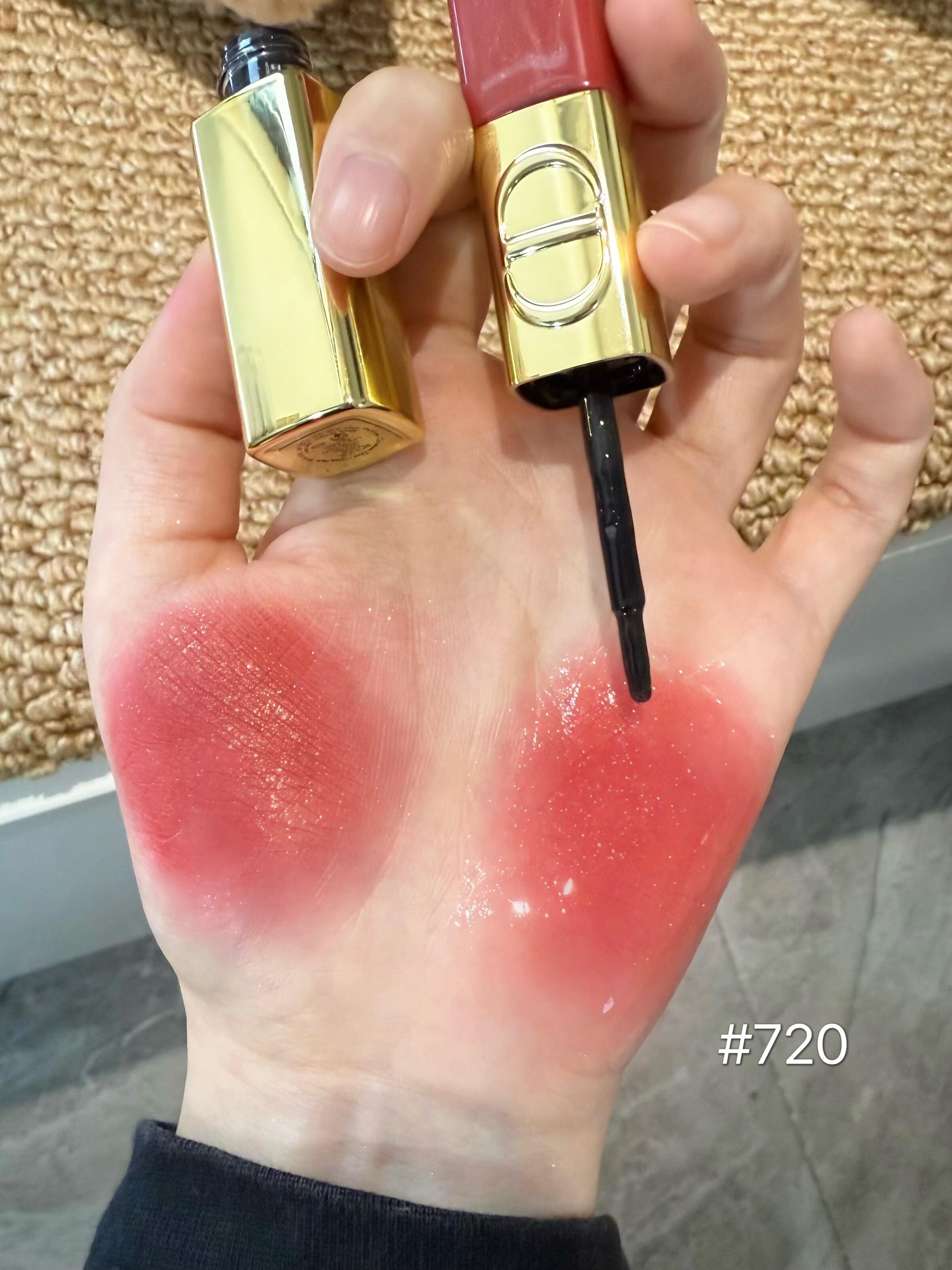 💰230
🍎迪奥2025圣诞限定✨🎄双头唇釉！！太权威了！！迫不及待想过圣诞节啦！！！
🤎100 不挑人的肉桂奶茶➕粉金细闪 优雅又贵气～
🍧720 经典玫瑰豆沙红茶棕➕粉金细闪 一整个纯欲感满满 自带气血感敲显白！
🍂747 浓郁烂番茄橘棕➕金色细闪 好有节日氛围感 很适合暖黄皮
🍎999 蓝调正红➕金色细闪 妥妥C位 大气又吸睛 年会拍照气场拉满！