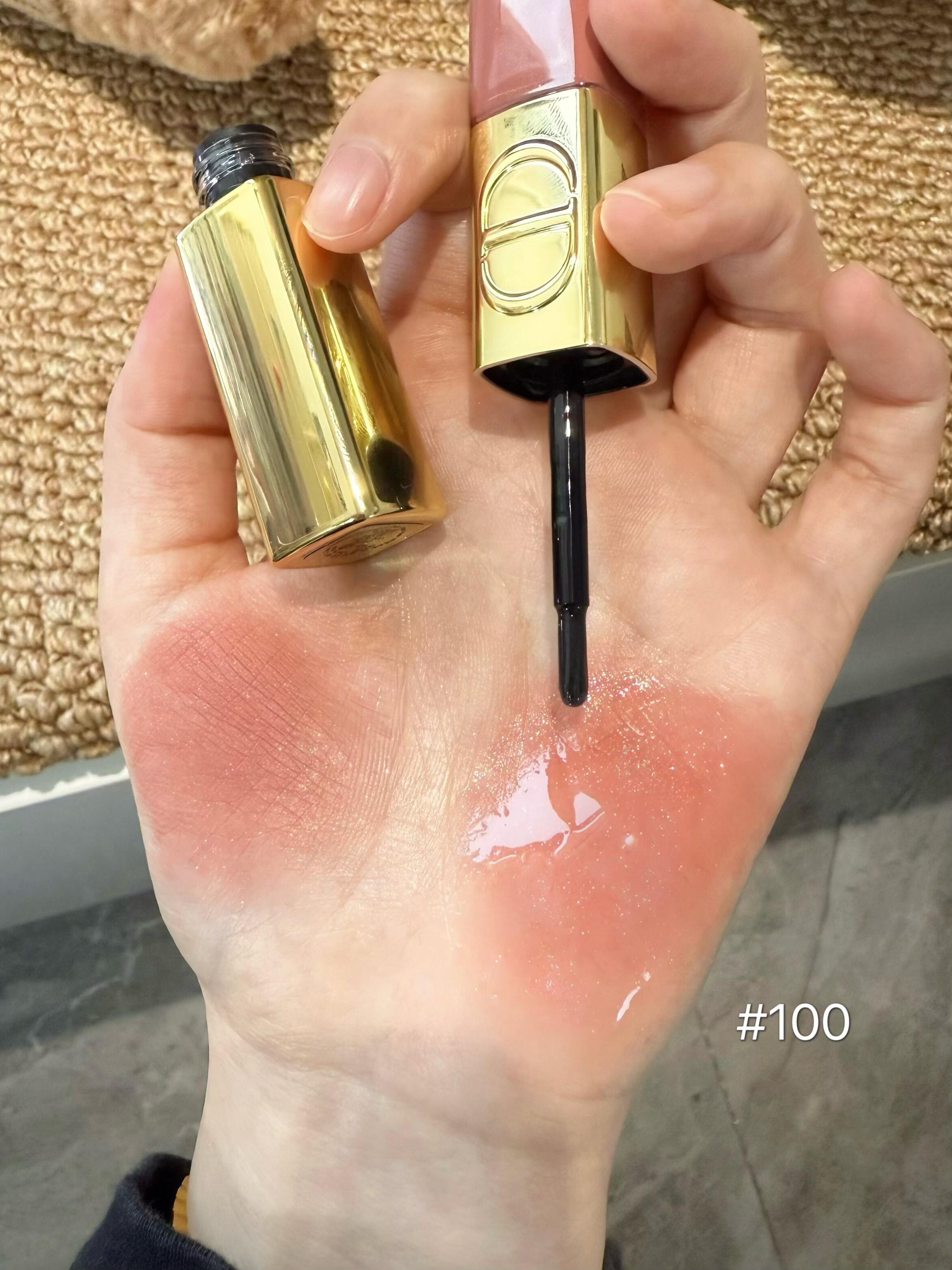 💰230
🍎迪奥2025圣诞限定✨🎄双头唇釉！！太权威了！！迫不及待想过圣诞节啦！！！
🤎100 不挑人的肉桂奶茶➕粉金细闪 优雅又贵气～
🍧720 经典玫瑰豆沙红茶棕➕粉金细闪 一整个纯欲感满满 自带气血感敲显白！
🍂747 浓郁烂番茄橘棕➕金色细闪 好有节日氛围感 很适合暖黄皮
🍎999 蓝调正红➕金色细闪 妥妥C位 大气又吸睛 年会拍照气场拉满！