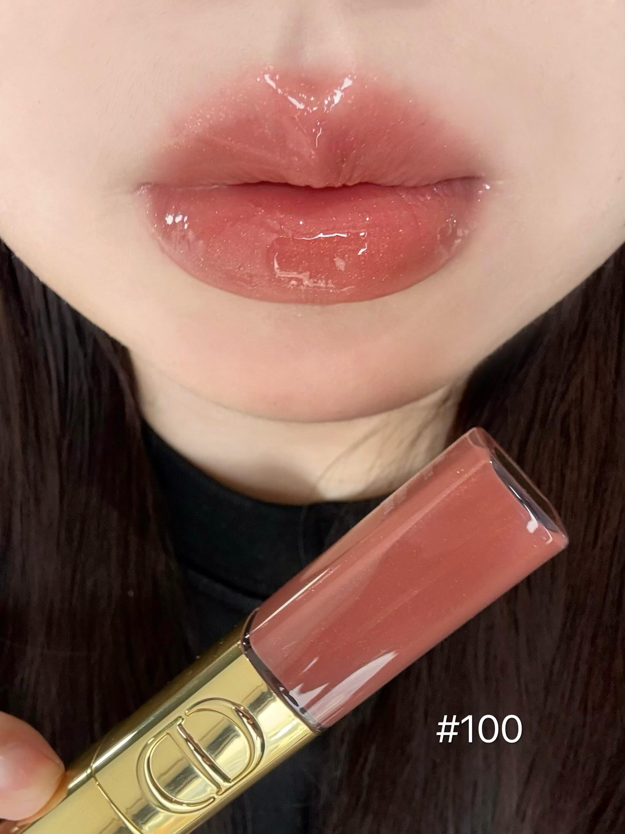 💰230
🍎迪奥2025圣诞限定✨🎄双头唇釉！！太权威了！！迫不及待想过圣诞节啦！！！
🤎100 不挑人的肉桂奶茶➕粉金细闪 优雅又贵气～
🍧720 经典玫瑰豆沙红茶棕➕粉金细闪 一整个纯欲感满满 自带气血感敲显白！
🍂747 浓郁烂番茄橘棕➕金色细闪 好有节日氛围感 很适合暖黄皮
🍎999 蓝调正红➕金色细闪 妥妥C位 大气又吸睛 年会拍照气场拉满！