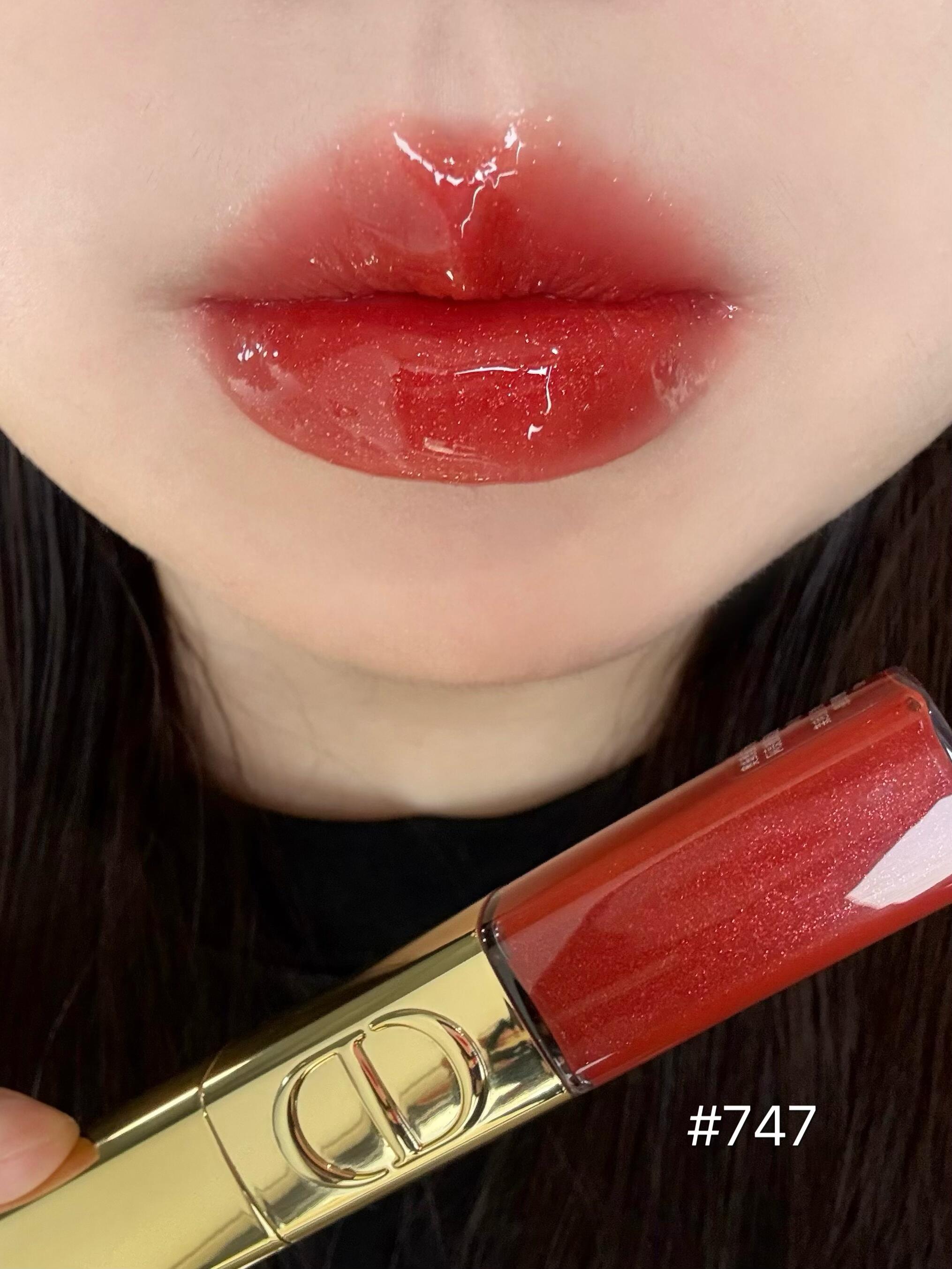 💰230
🍎迪奥2025圣诞限定✨🎄双头唇釉！！太权威了！！迫不及待想过圣诞节啦！！！
🤎100 不挑人的肉桂奶茶➕粉金细闪 优雅又贵气～
🍧720 经典玫瑰豆沙红茶棕➕粉金细闪 一整个纯欲感满满 自带气血感敲显白！
🍂747 浓郁烂番茄橘棕➕金色细闪 好有节日氛围感 很适合暖黄皮
🍎999 蓝调正红➕金色细闪 妥妥C位 大气又吸睛 年会拍照气场拉满！