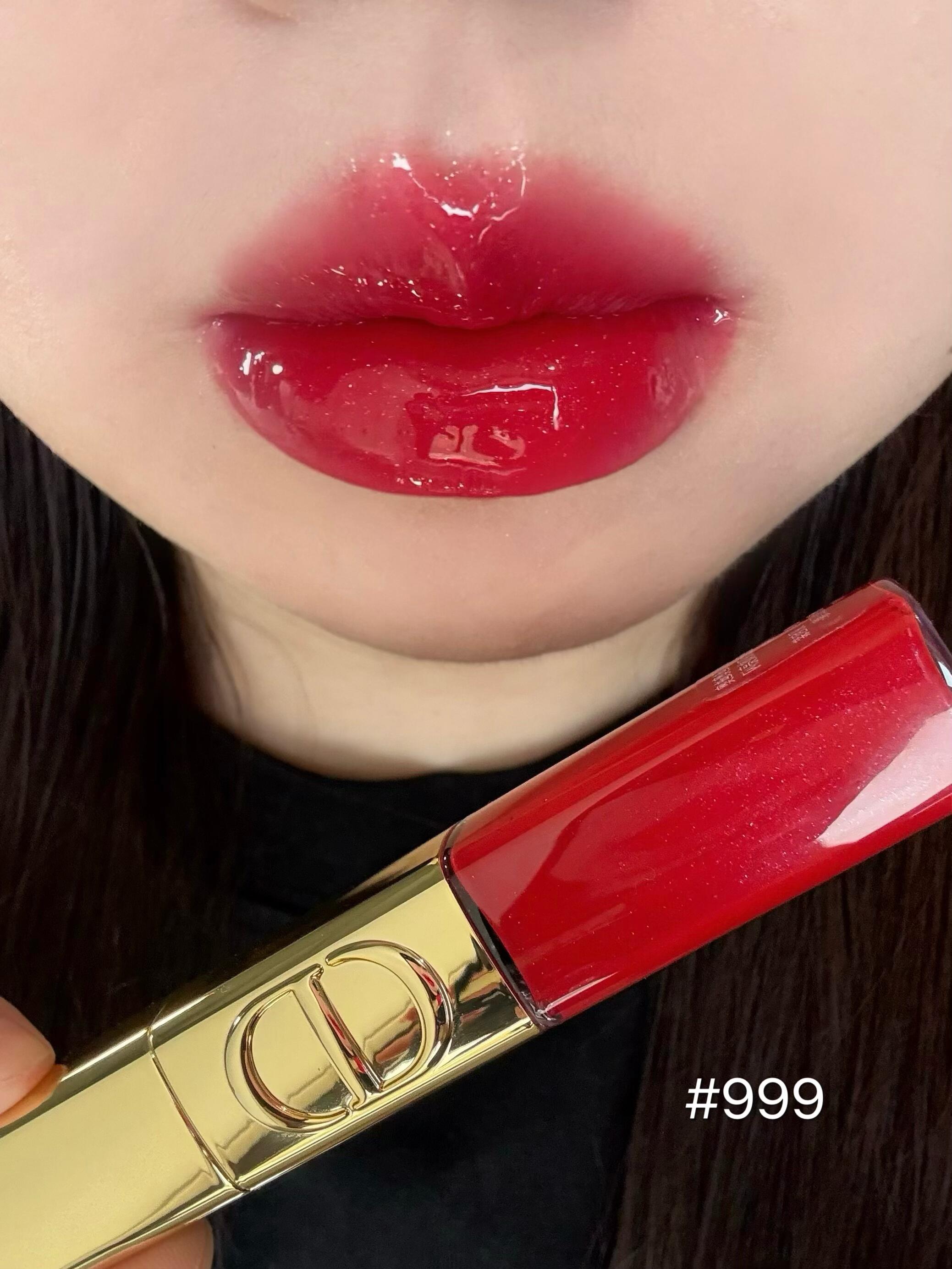 💰230
🍎迪奥2025圣诞限定✨🎄双头唇釉！！太权威了！！迫不及待想过圣诞节啦！！！
🤎100 不挑人的肉桂奶茶➕粉金细闪 优雅又贵气～
🍧720 经典玫瑰豆沙红茶棕➕粉金细闪 一整个纯欲感满满 自带气血感敲显白！
🍂747 浓郁烂番茄橘棕➕金色细闪 好有节日氛围感 很适合暖黄皮
🍎999 蓝调正红➕金色细闪 妥妥C位 大气又吸睛 年会拍照气场拉满！