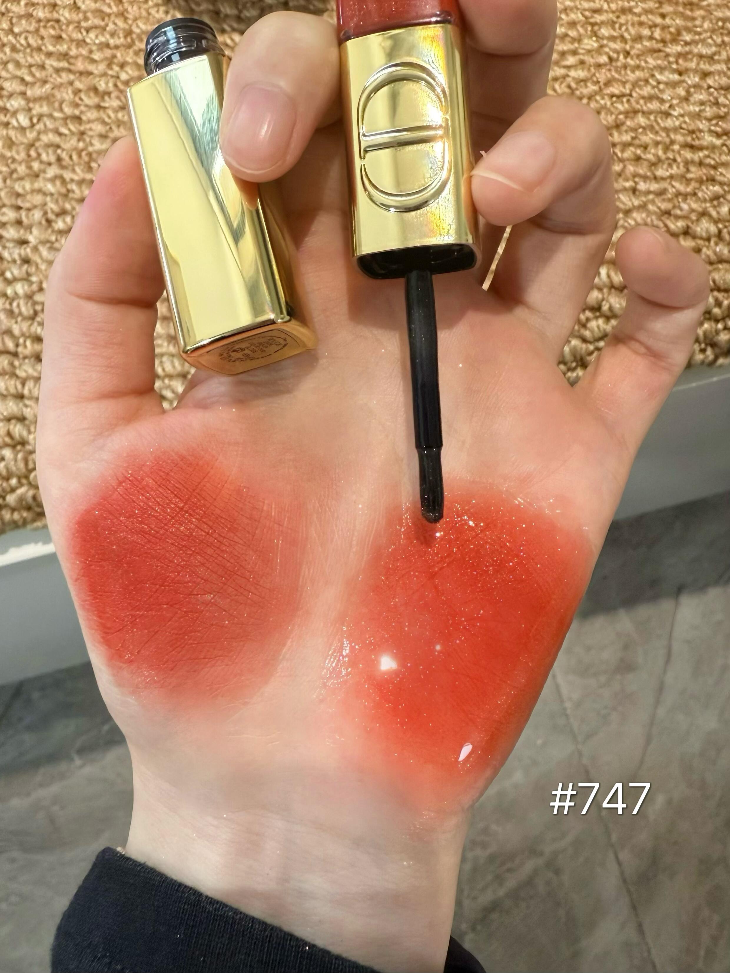 💰230
🍎迪奥2025圣诞限定✨🎄双头唇釉！！太权威了！！迫不及待想过圣诞节啦！！！
🤎100 不挑人的肉桂奶茶➕粉金细闪 优雅又贵气～
🍧720 经典玫瑰豆沙红茶棕➕粉金细闪 一整个纯欲感满满 自带气血感敲显白！
🍂747 浓郁烂番茄橘棕➕金色细闪 好有节日氛围感 很适合暖黄皮
🍎999 蓝调正红➕金色细闪 妥妥C位 大气又吸睛 年会拍照气场拉满！